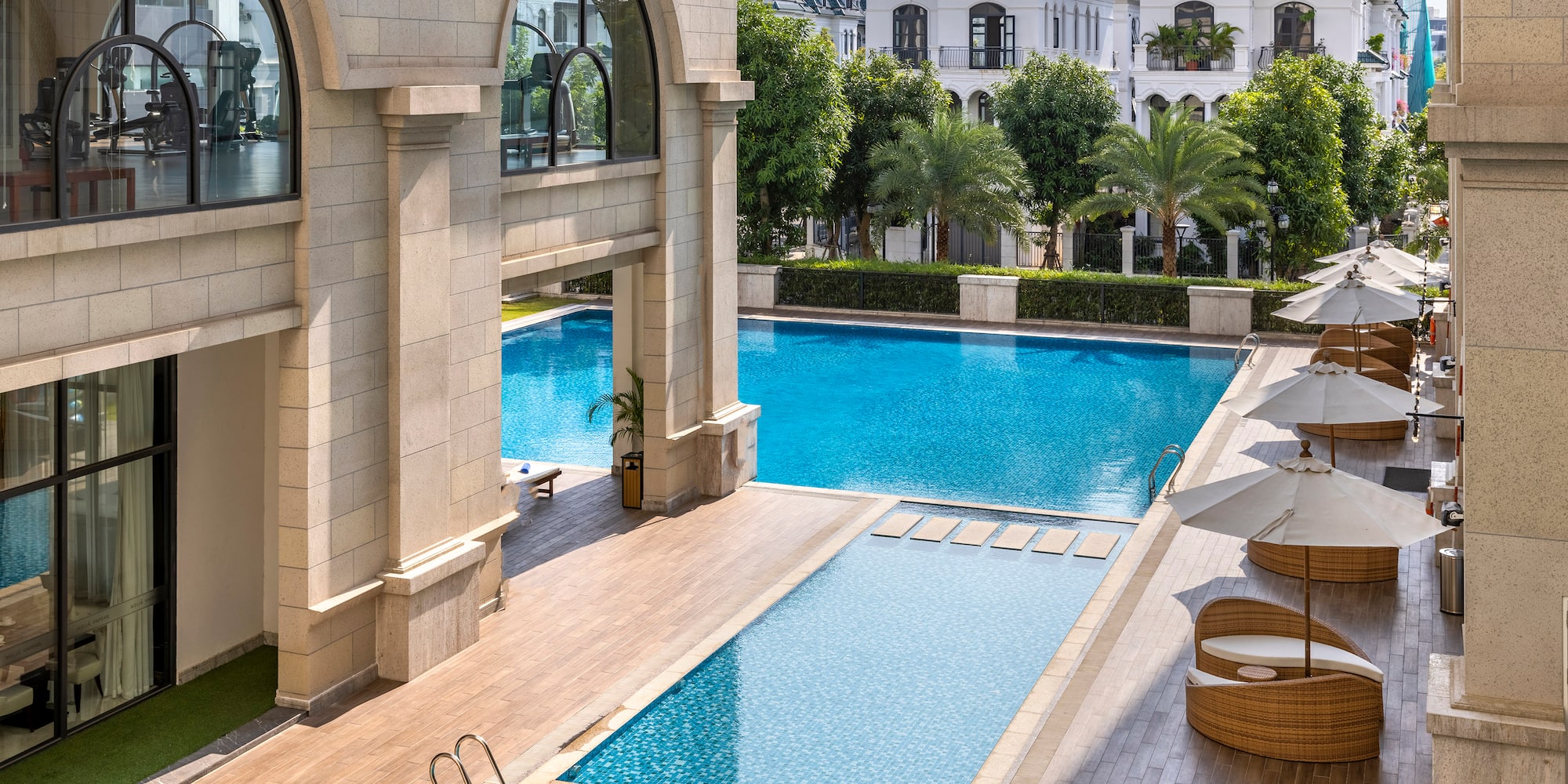 uma piscina com um edifício e árvores