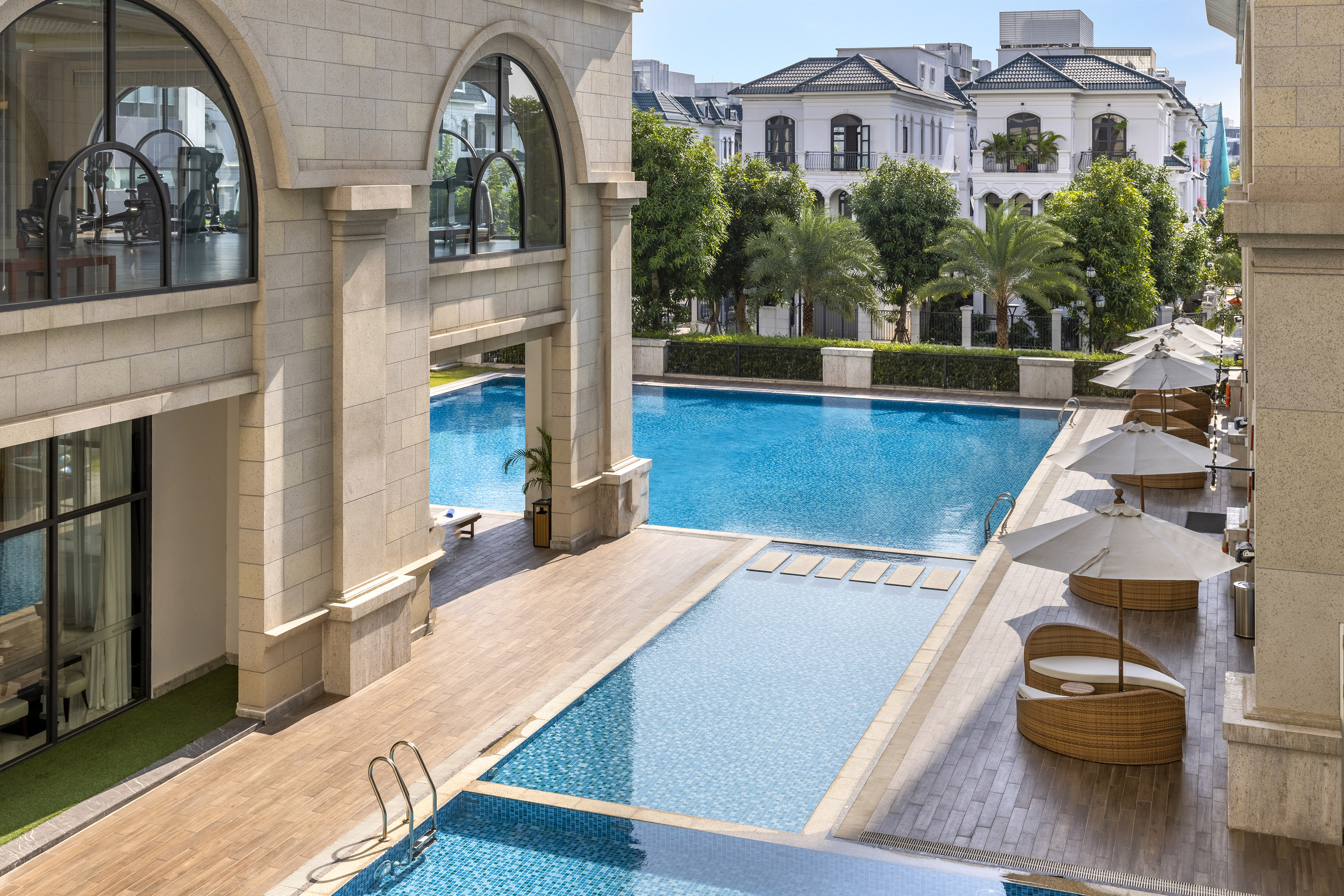 uma piscina com um edifício e árvores