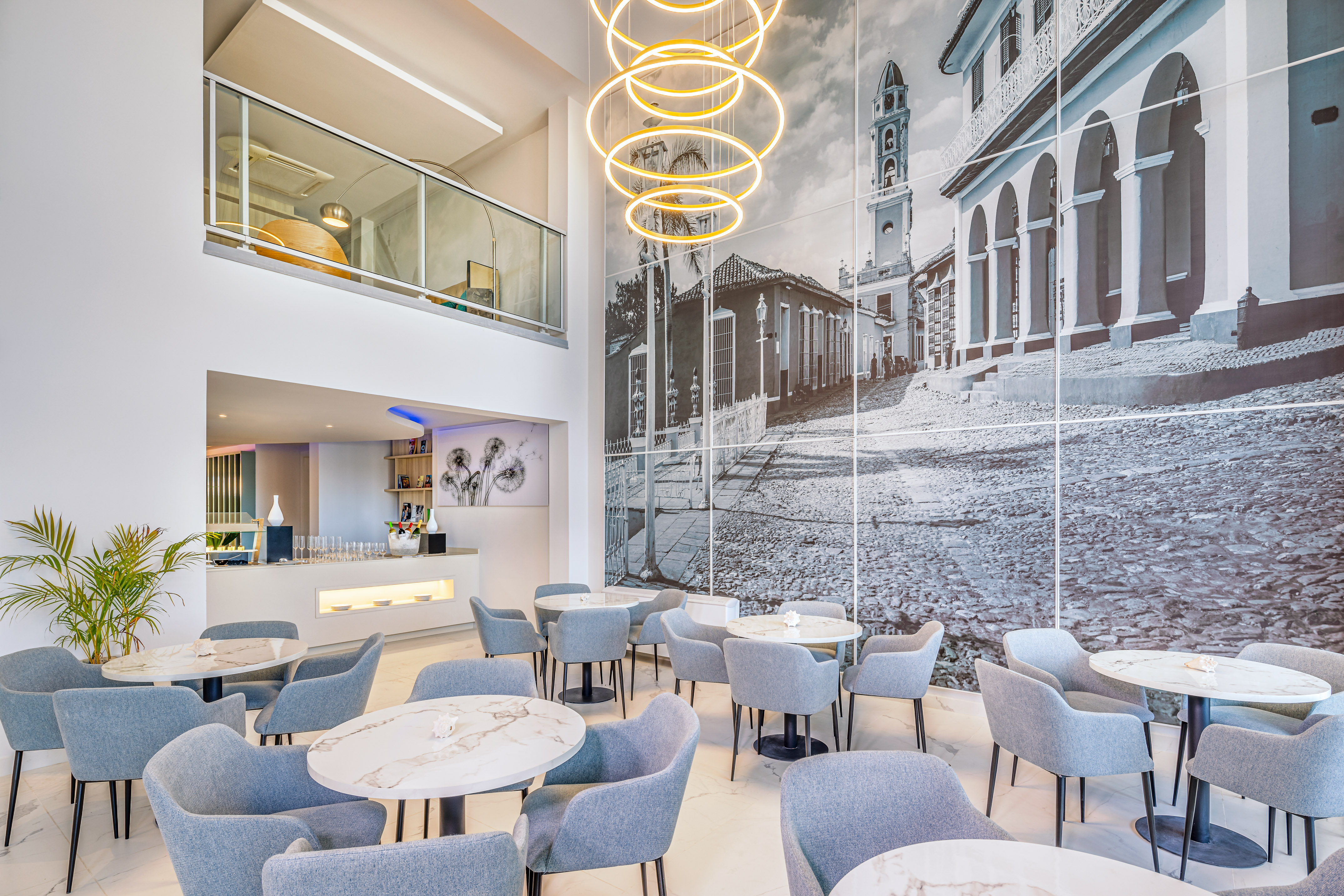 Laat u meeslepen door een wereld van distinctie en exclusieve voorzieningen a room with tables and chairs