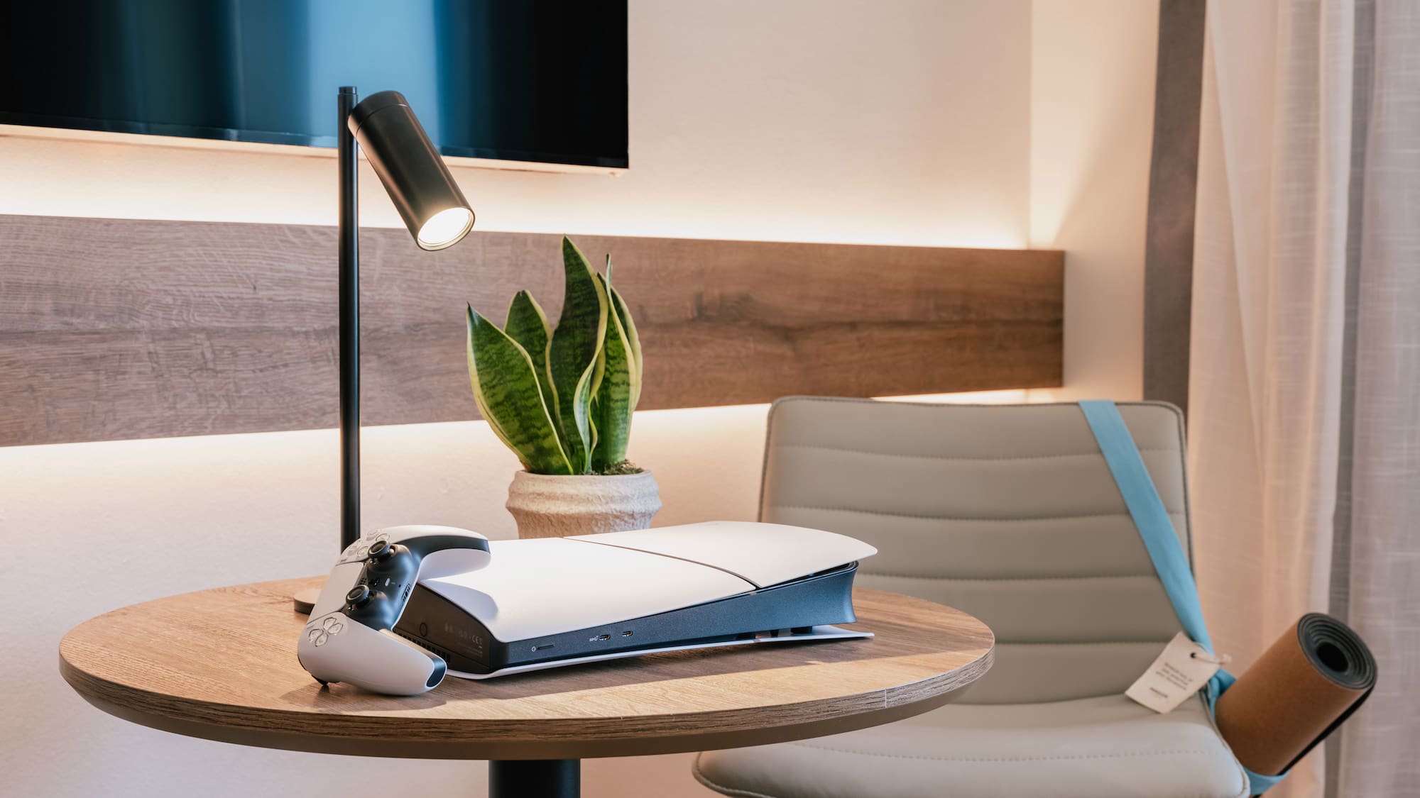 เครื่องเล่นเกม PlayStation 5 บนโต๊ะไม้กลมในห้องพักโรงแรม - The Townhouse พร้อมวิวเมือง - INNSiDE Palma Avenidas, ปัลมาเดมายอร์กา