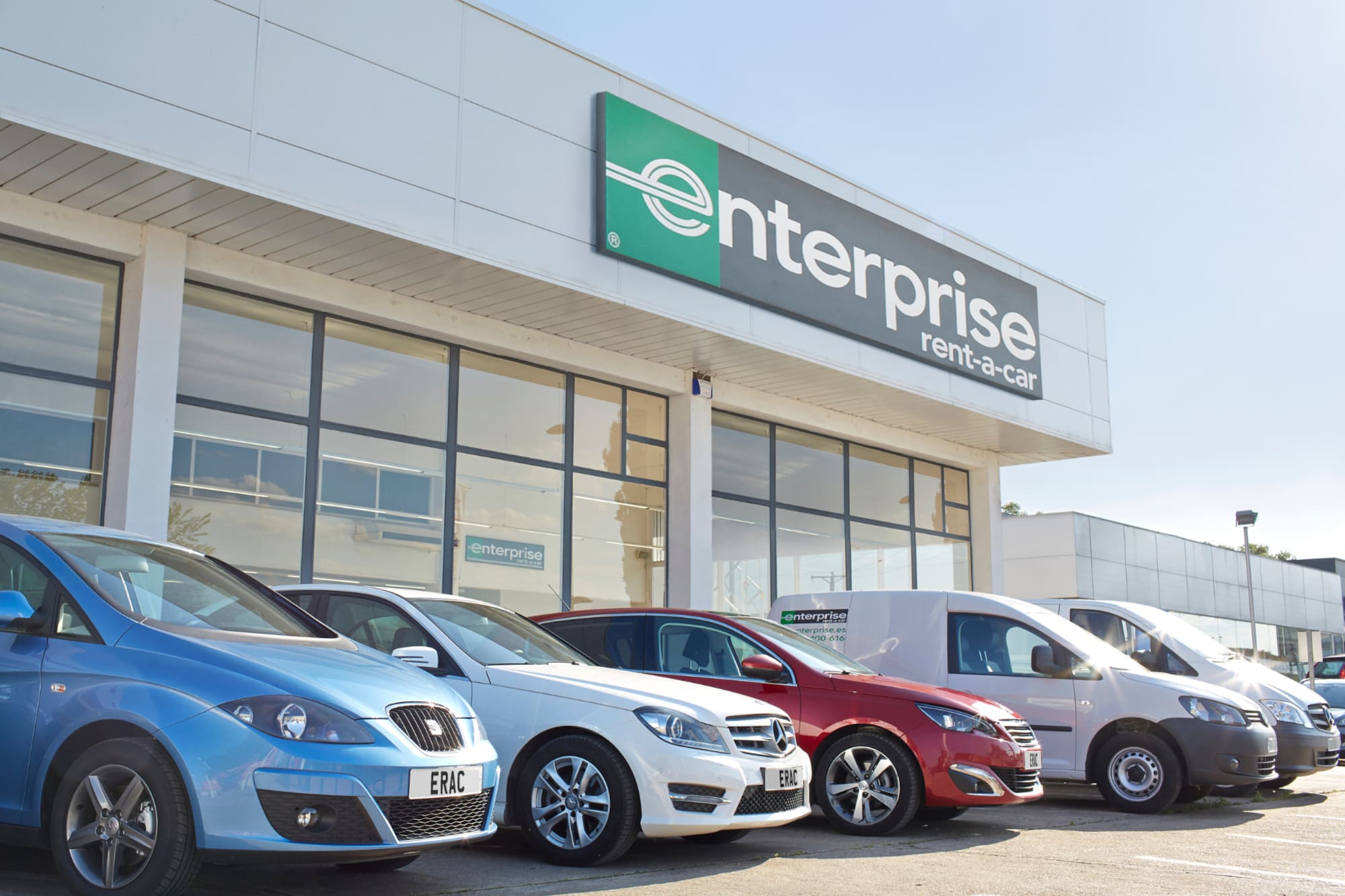 a row of cars in front of a building