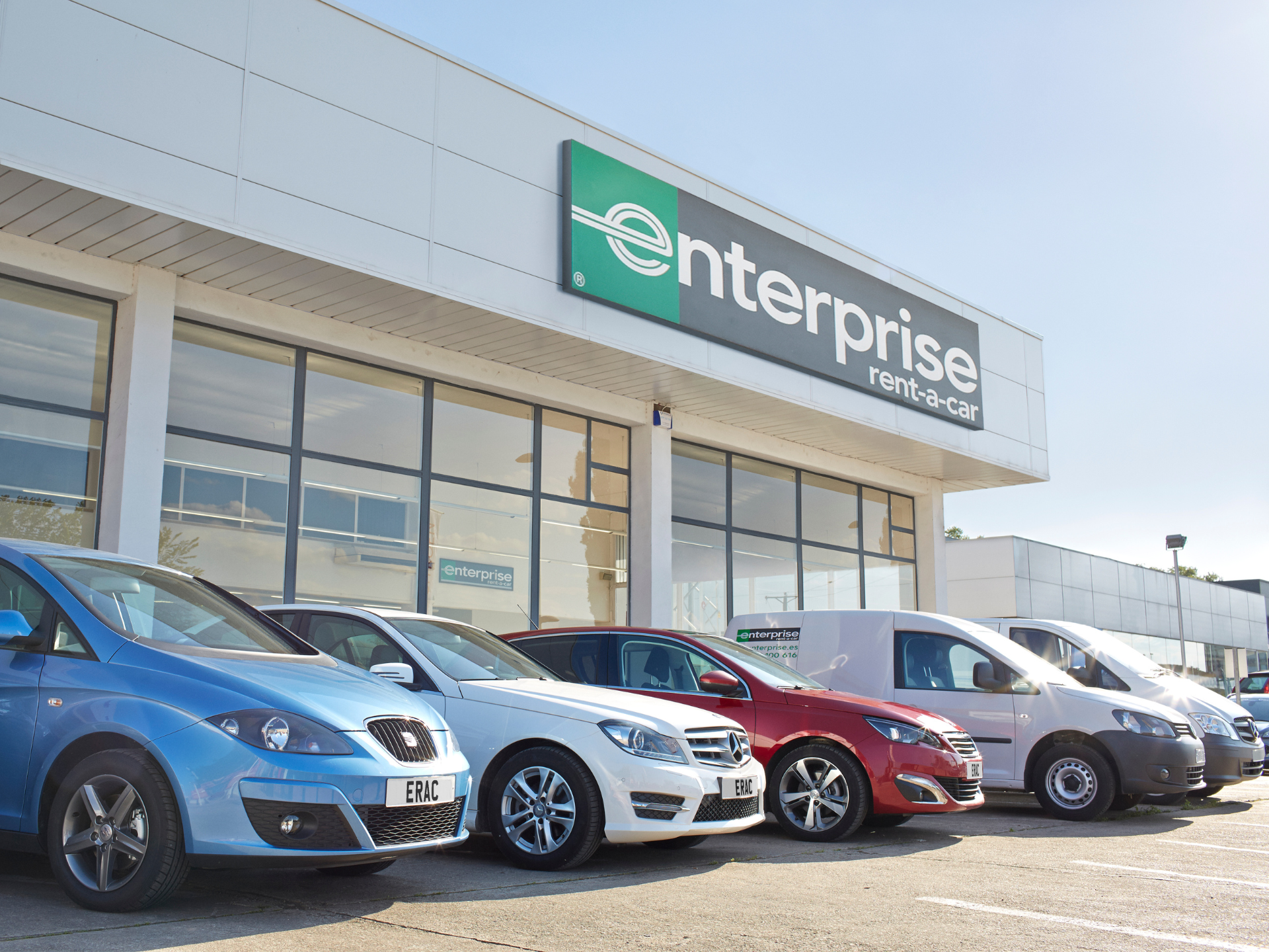 a row of cars in front of a building