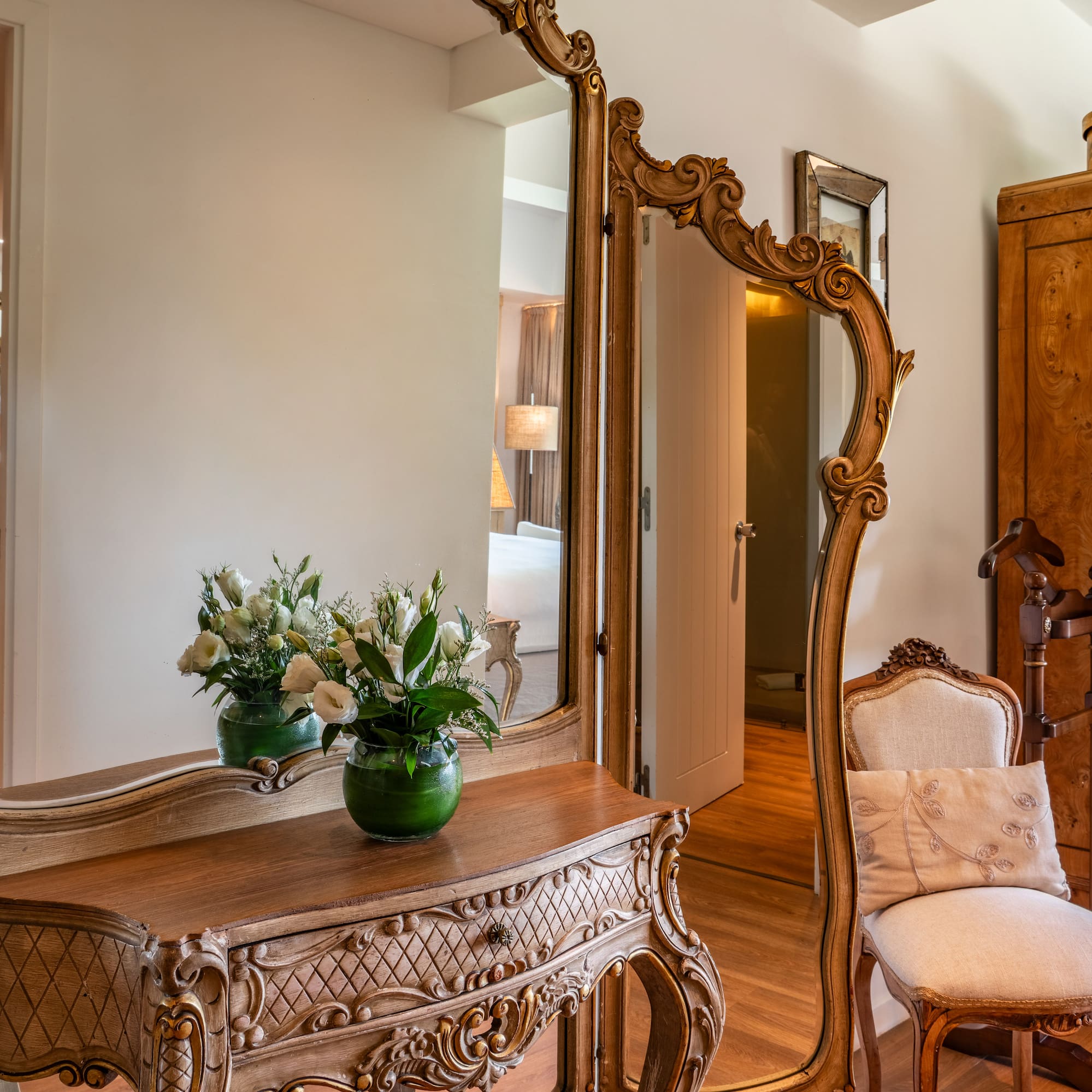 a mirror and chair in a room