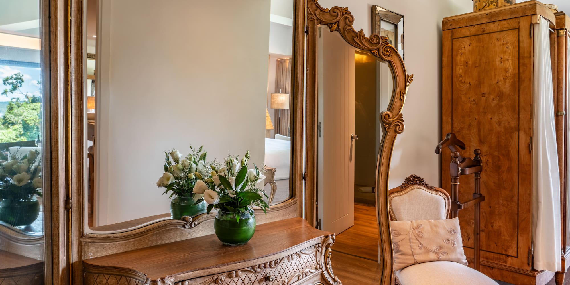 a mirror and chair in a room