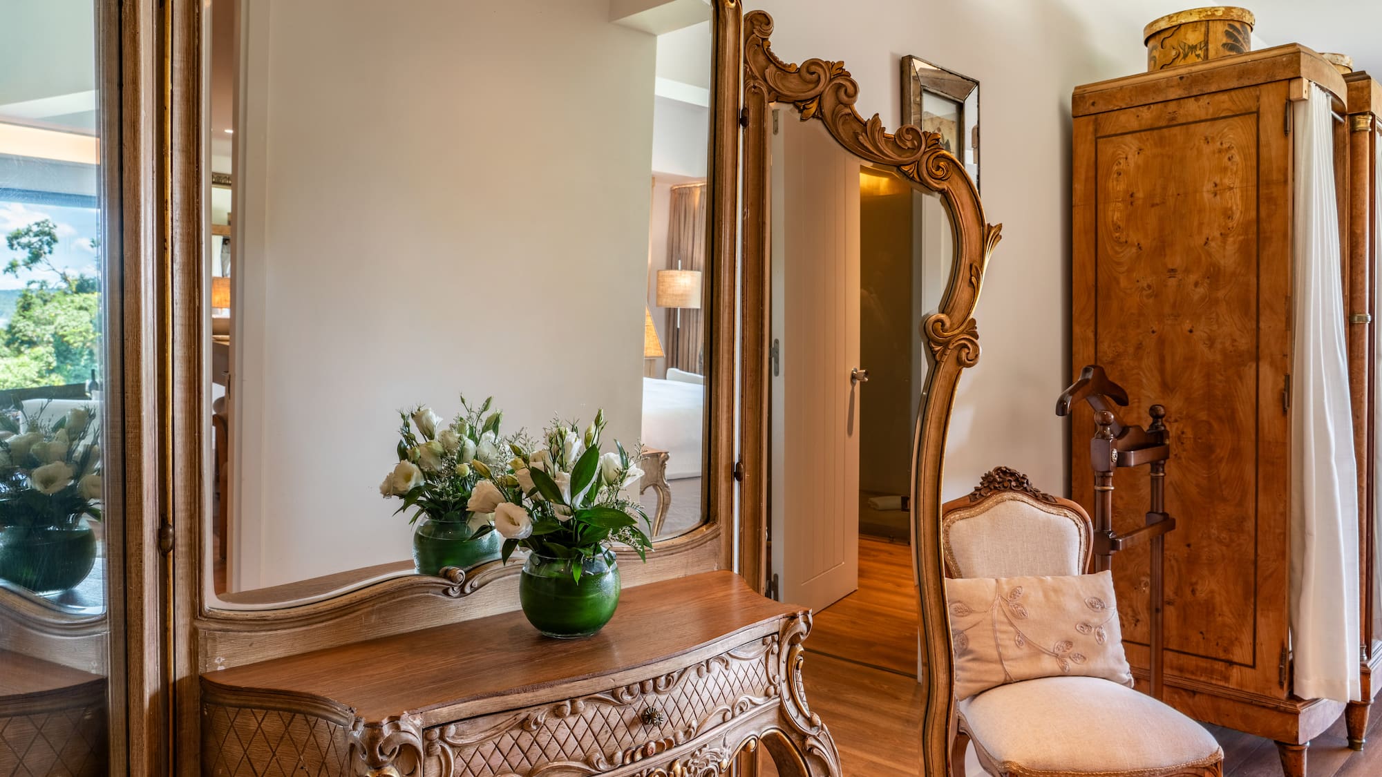 a mirror and chair in a room