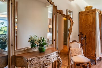a mirror and chair in a room