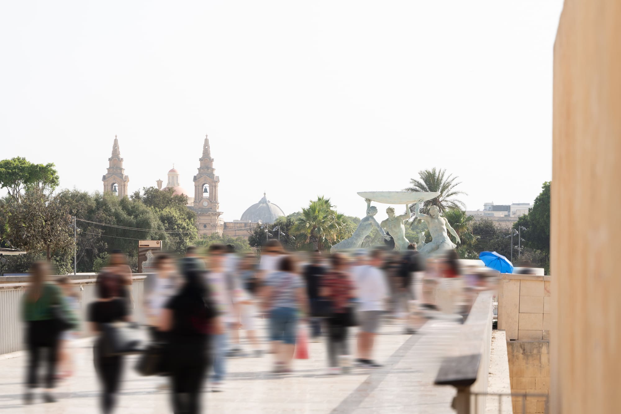 Valletta, Malta: multitud difusa, Fuente de Tritones, torres de iglesia.