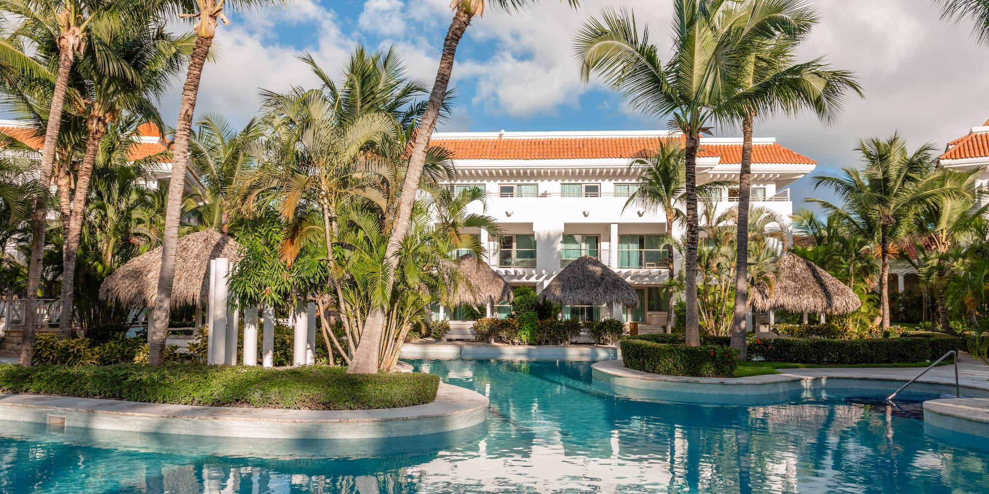 una habitación con una pantalla grande y sillas