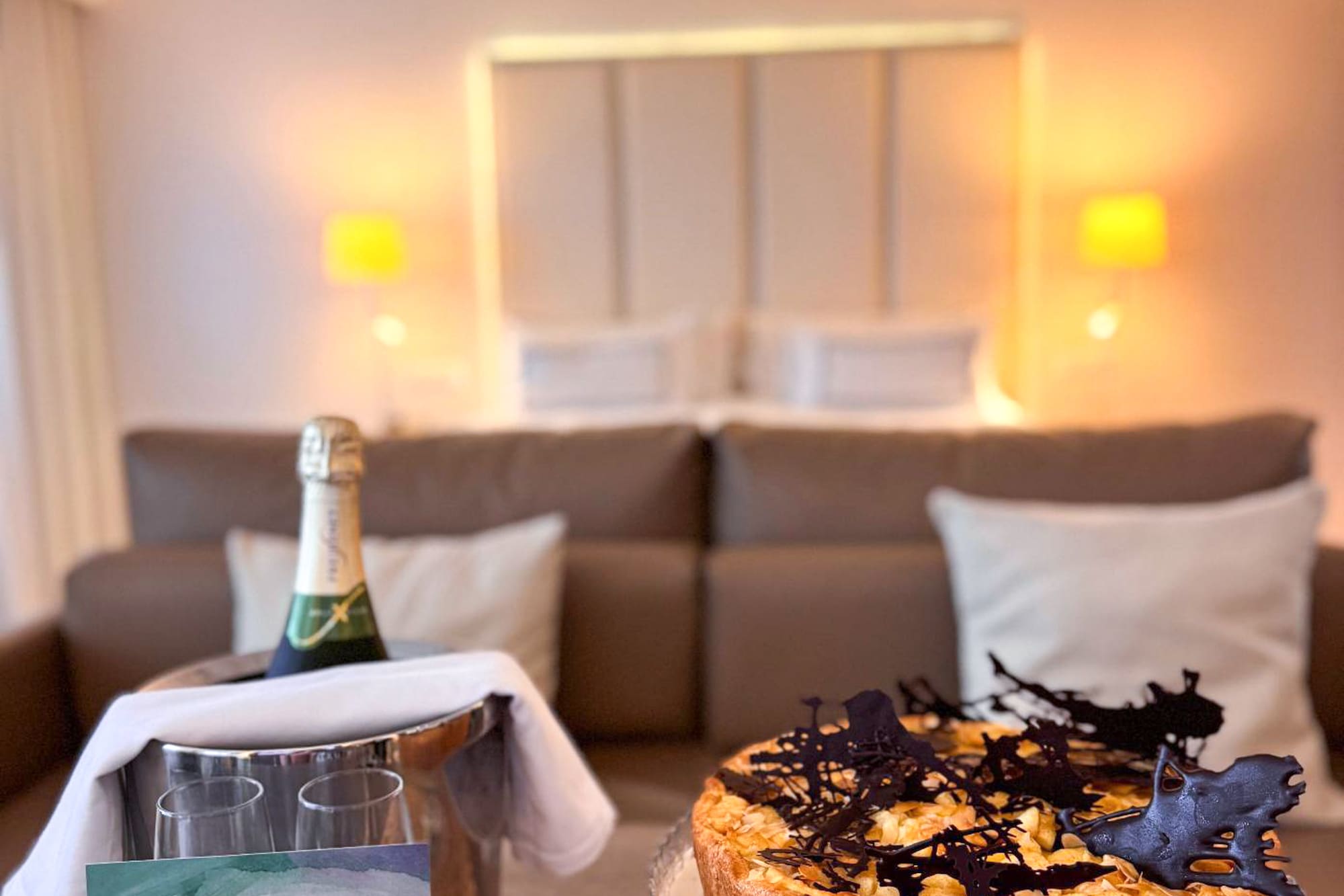 Meliá birthday welcome: champagne, cake with chocolate dinosaurs, Happy Birthday card.