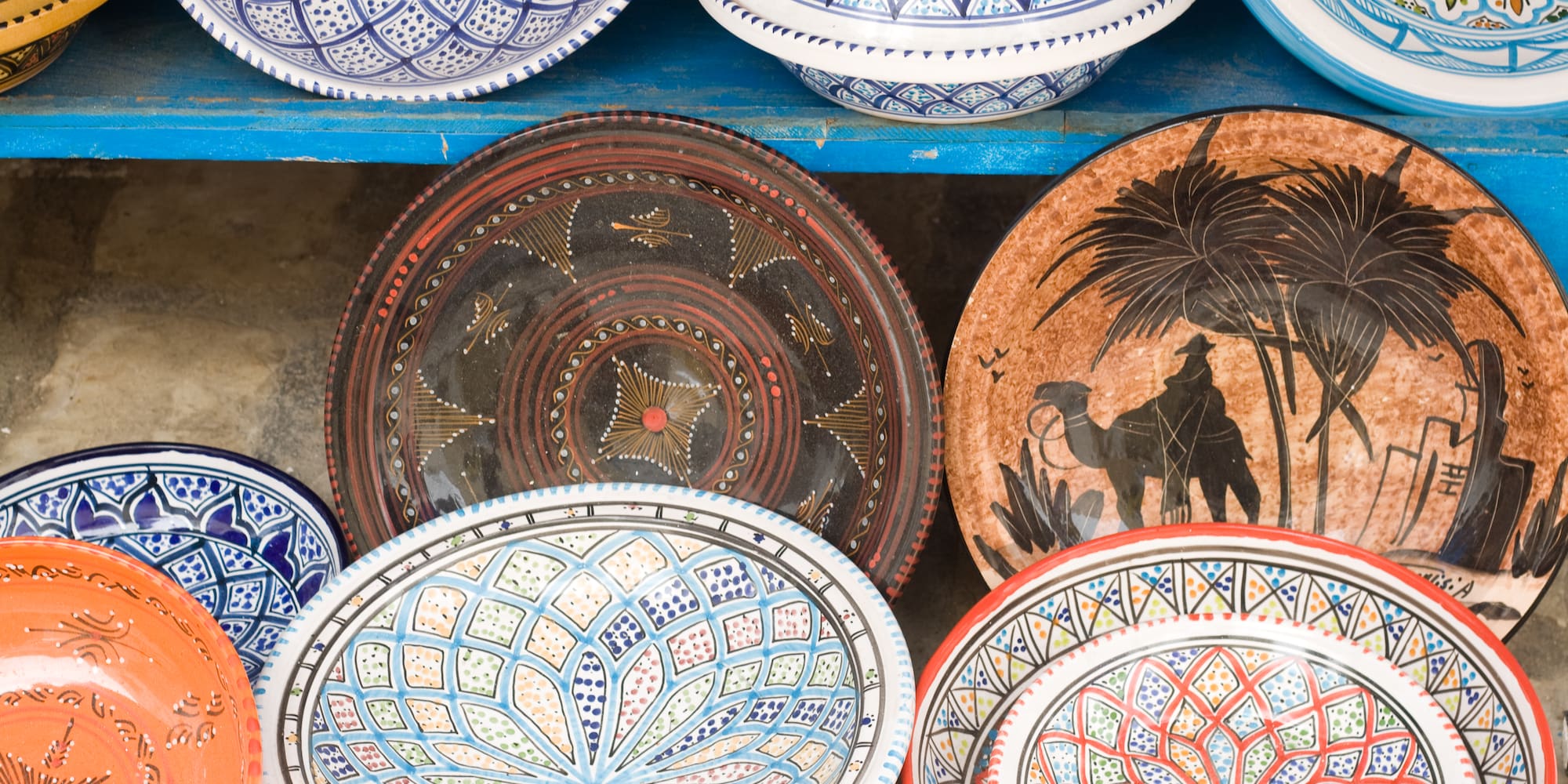 Cerámica marroquí pintada a mano, platos y cuencos coloridos con patrones.