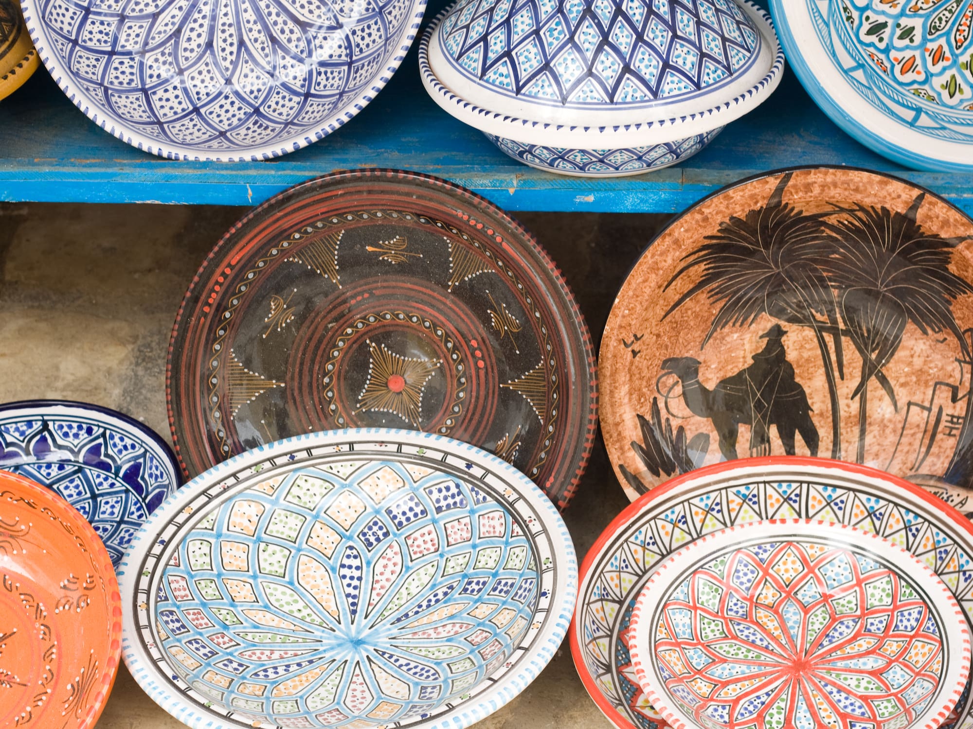 Cerámica marroquí pintada a mano, platos y cuencos coloridos con patrones.