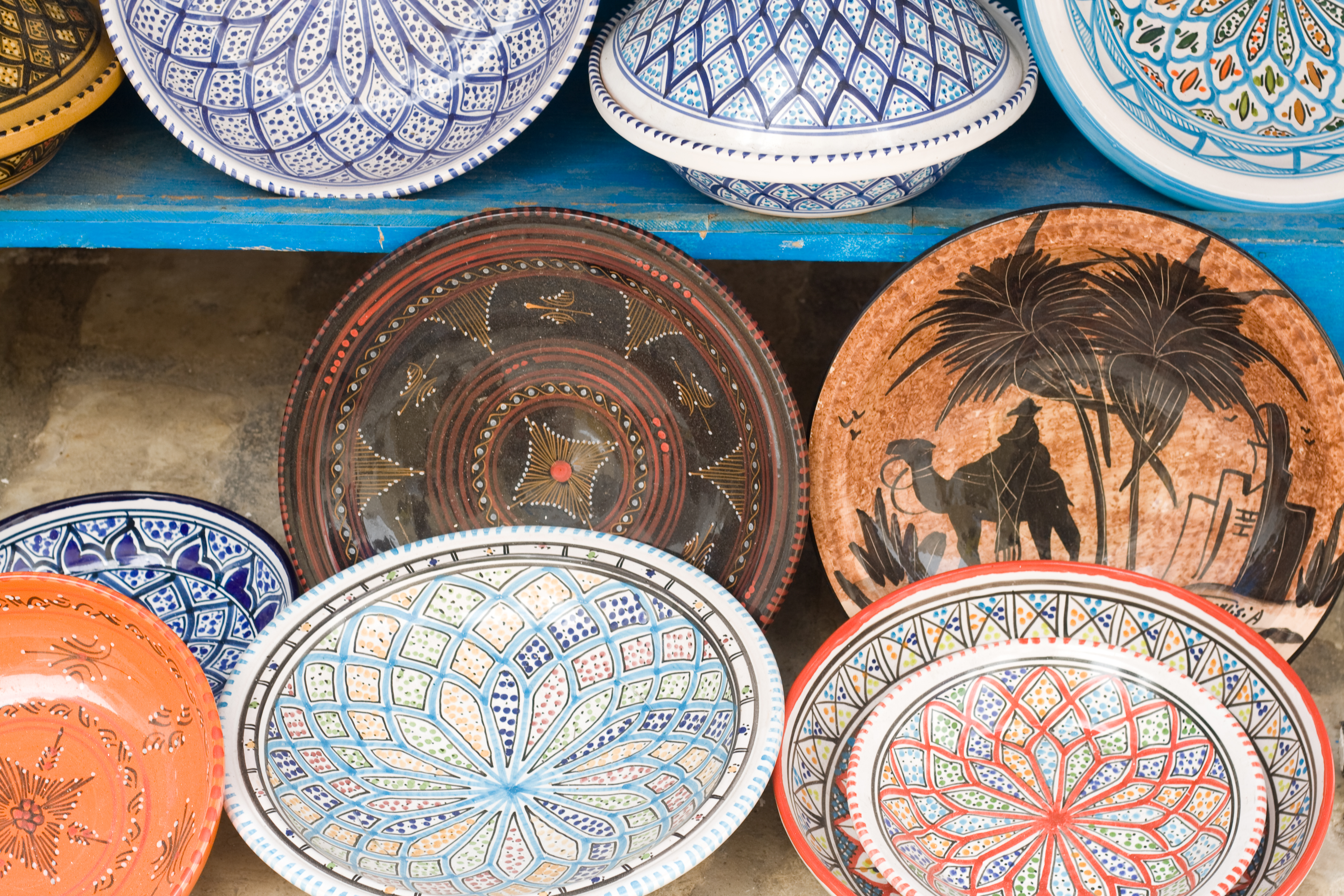 Cerámica marroquí pintada a mano, platos y cuencos coloridos con patrones.