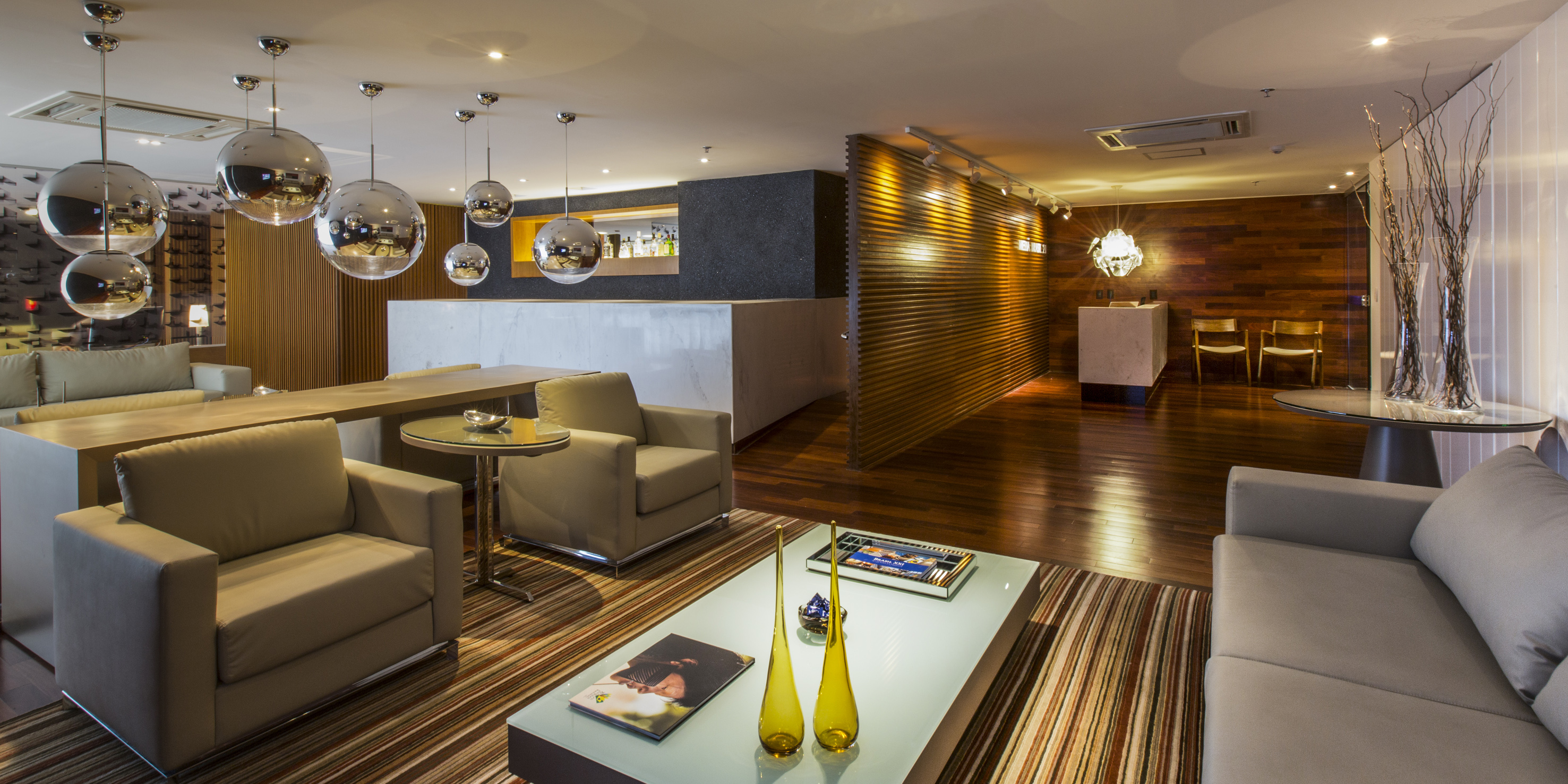 Deixe-se seduzir por um mundo de distinção e comodidades exclusivas a room with a table and chairs