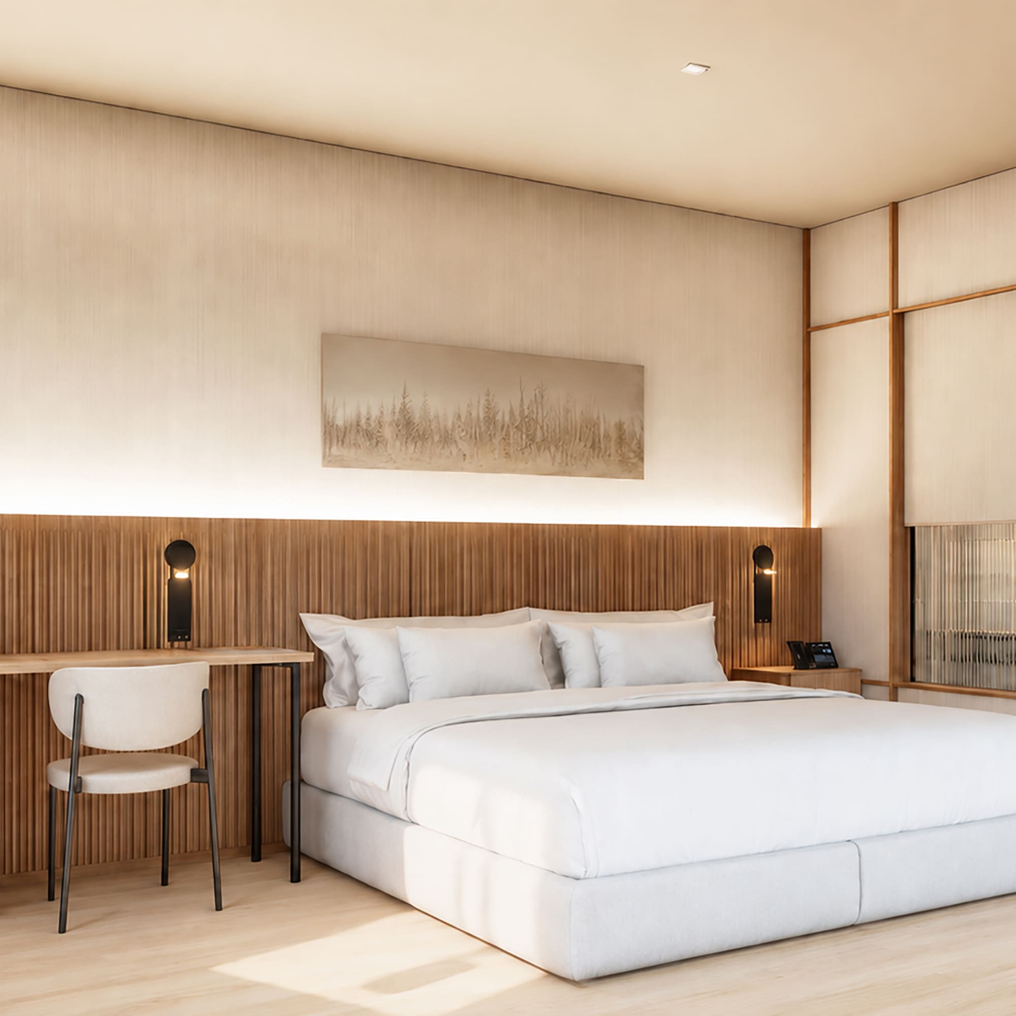 Habitación hotel moderna: cama, escritorio, cabecero y acabados en madera clara.