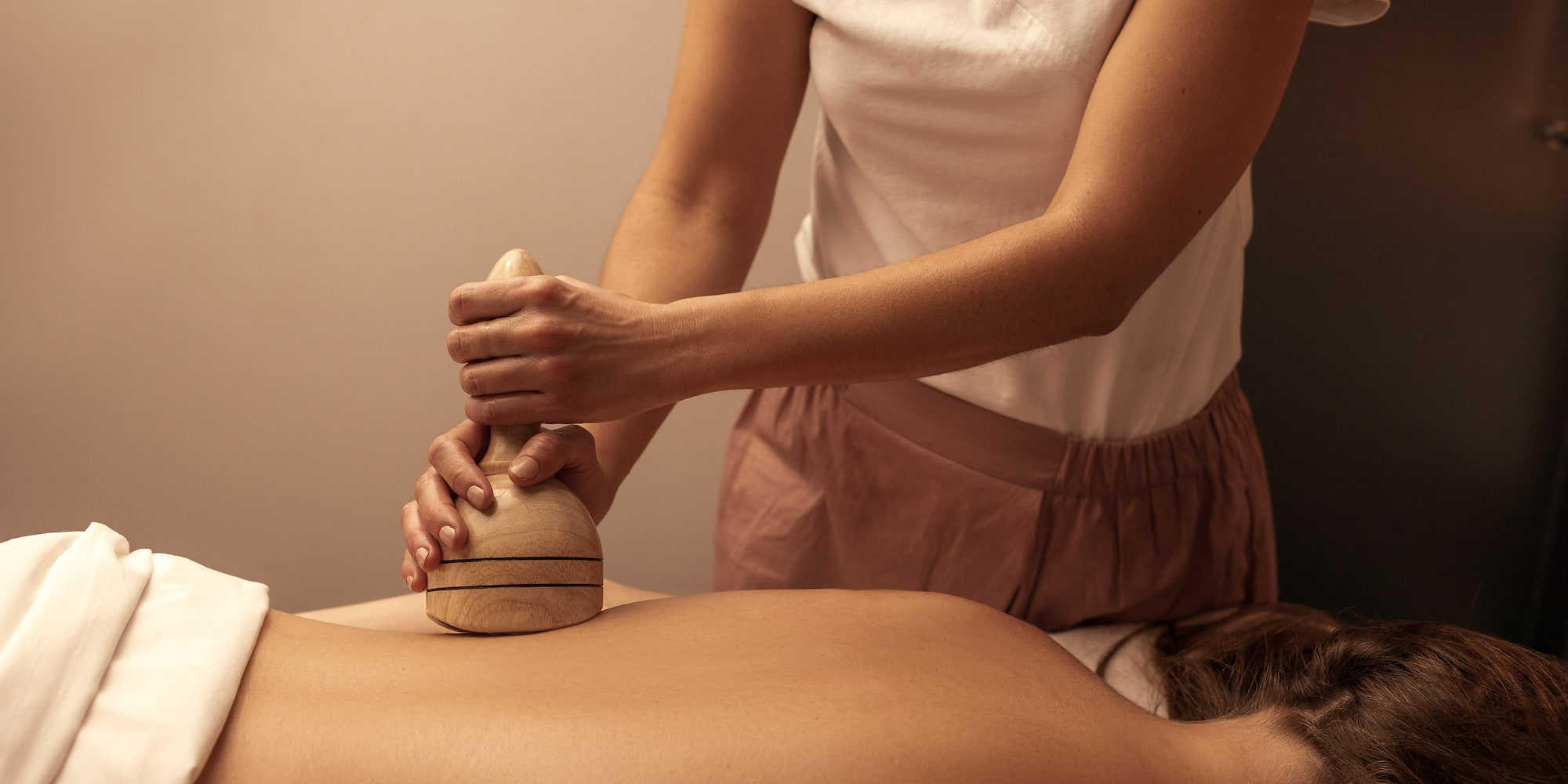 Maderotherapy back massage at MIMSPA using a wooden tool.
