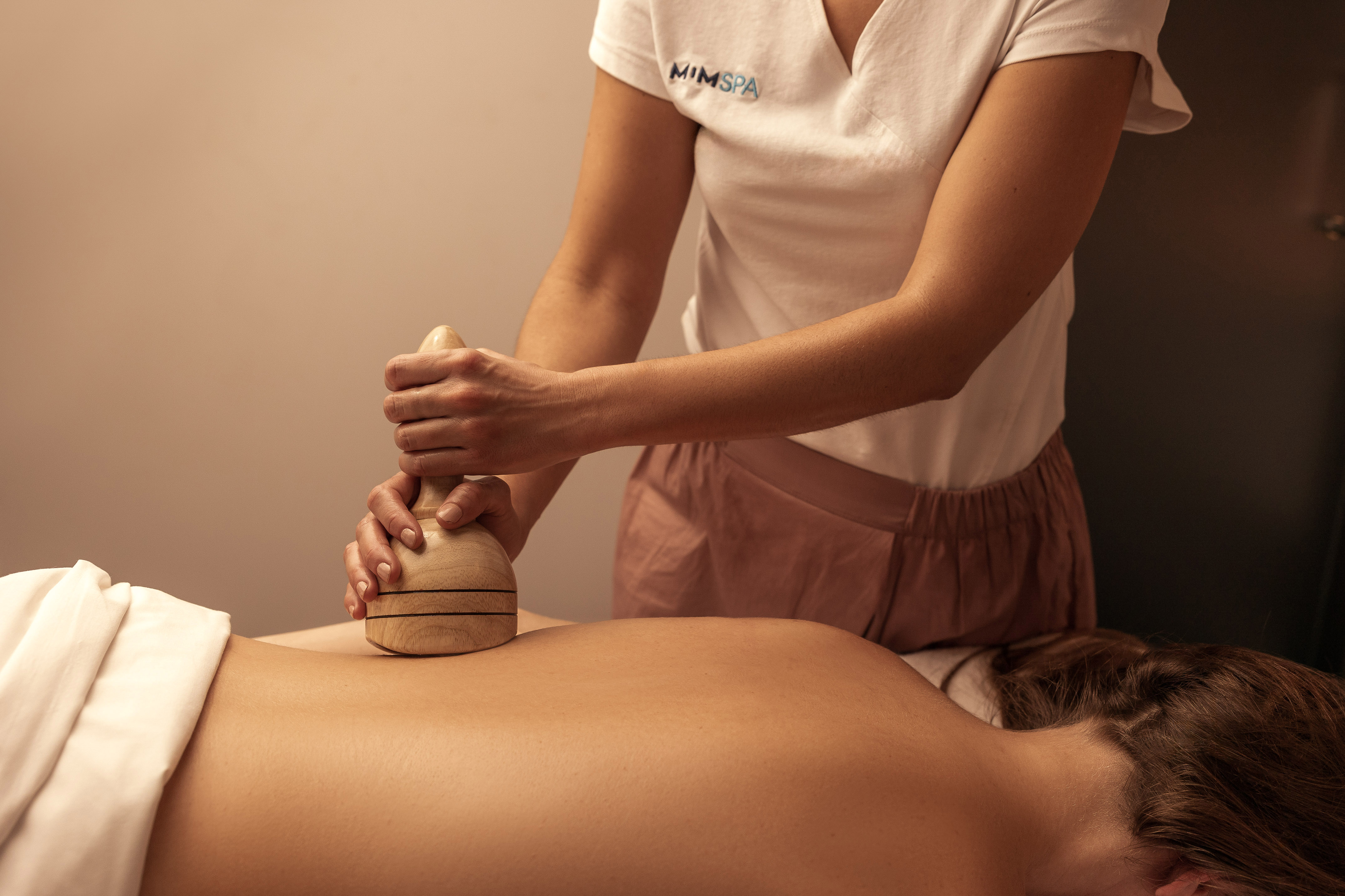 Maderotherapy back massage at MIMSPA using a wooden tool.