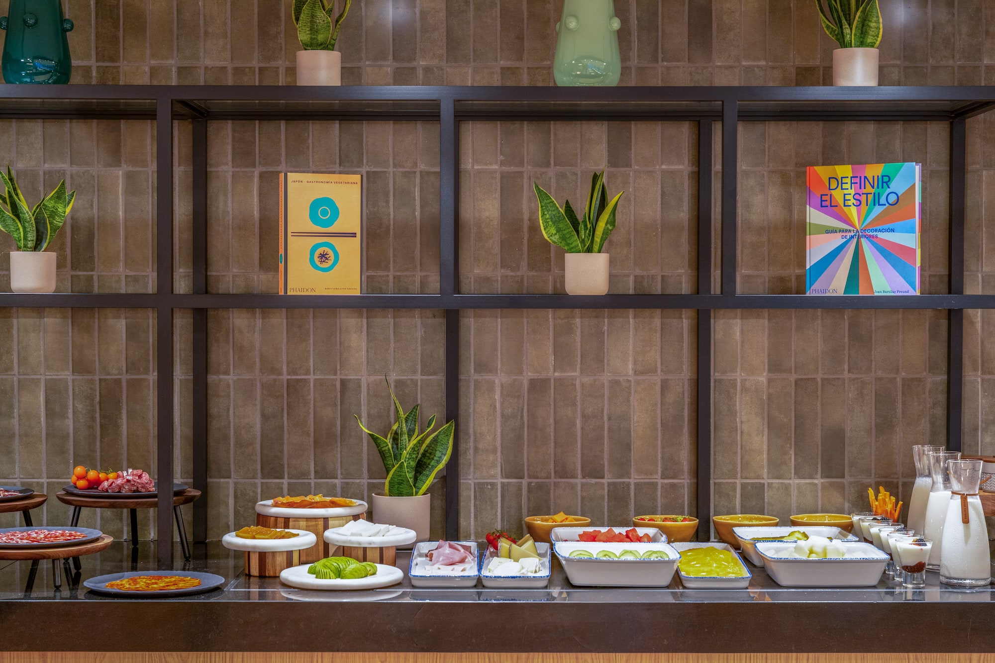 Buffet de desayuno con alimentos frescos, frutas, lácteos y decoración.