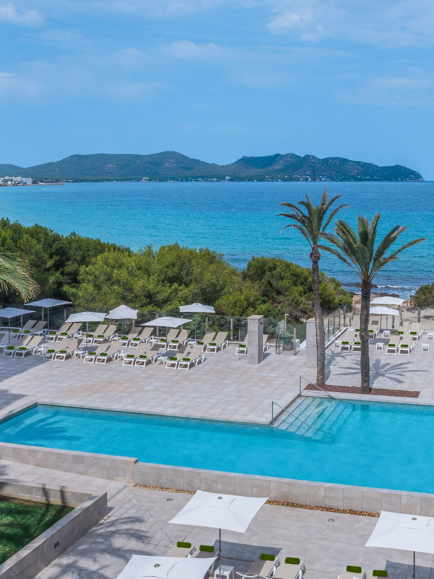 Luxury resort swimming pool with sun loungers overlooking the sea in Mallorca. - Meliá Cala Millor, Maiorca