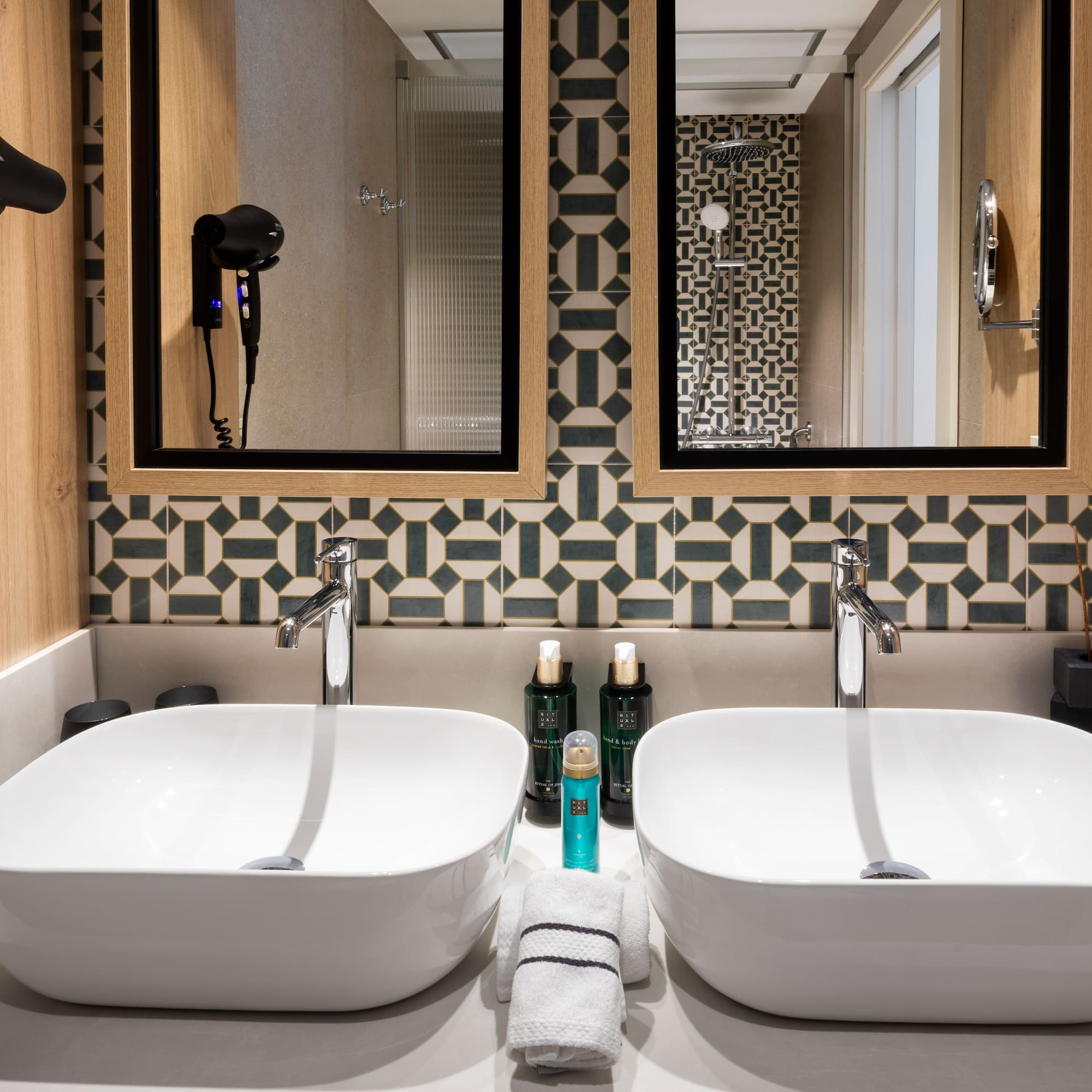 a bathroom with two sinks and a mirror