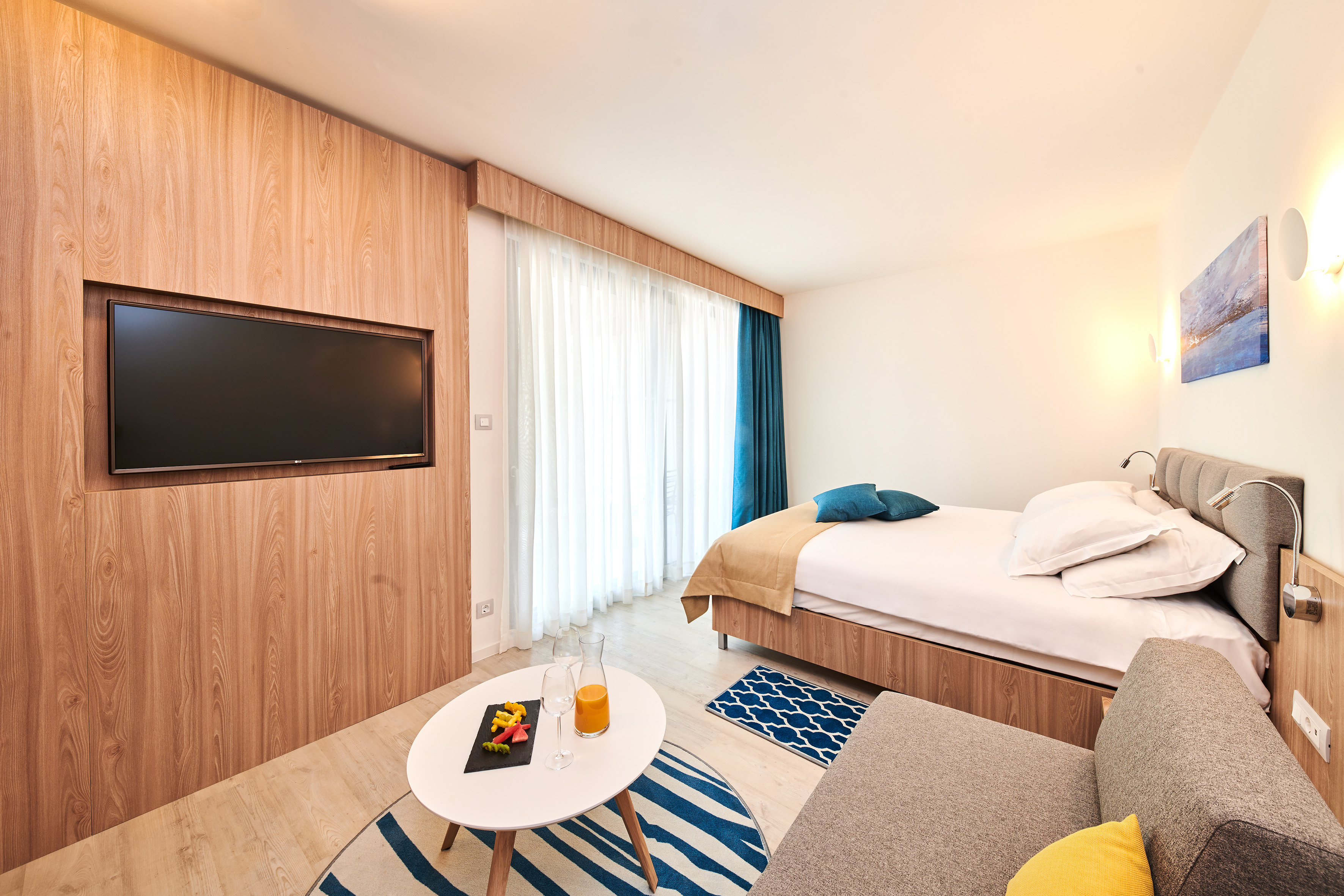 a room with a bed and a tv - Family Room - Garden Suites Umag Plava Laguna Affiliated by Meliá, Umag