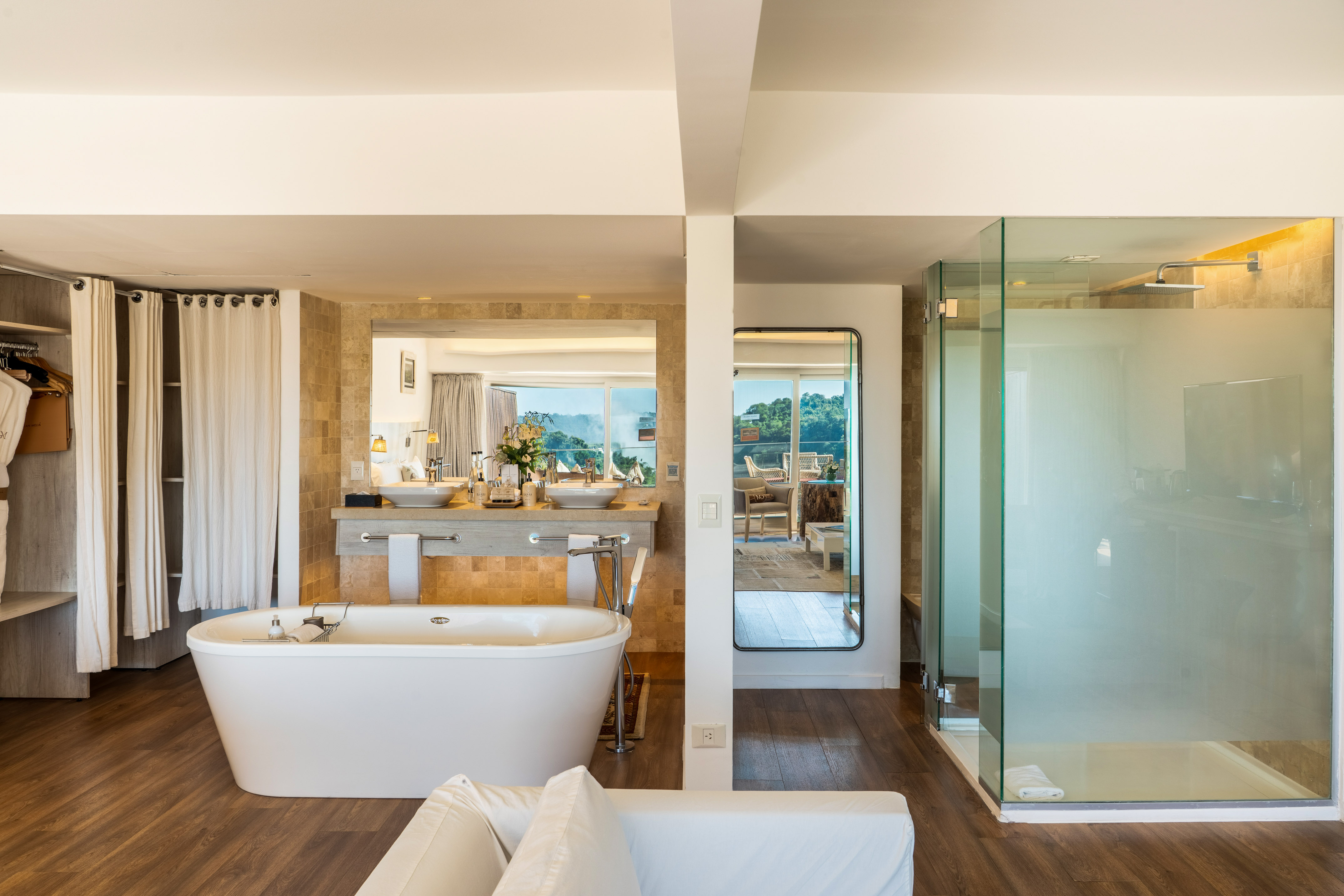 Resort spa bathroom with freestanding tub, glass shower, and double vanity. - Deluxe Junior Suite RedLevel – Waterfall View - Gran Meliá Iguazú, Εθνικό Πάρκο Iguazú