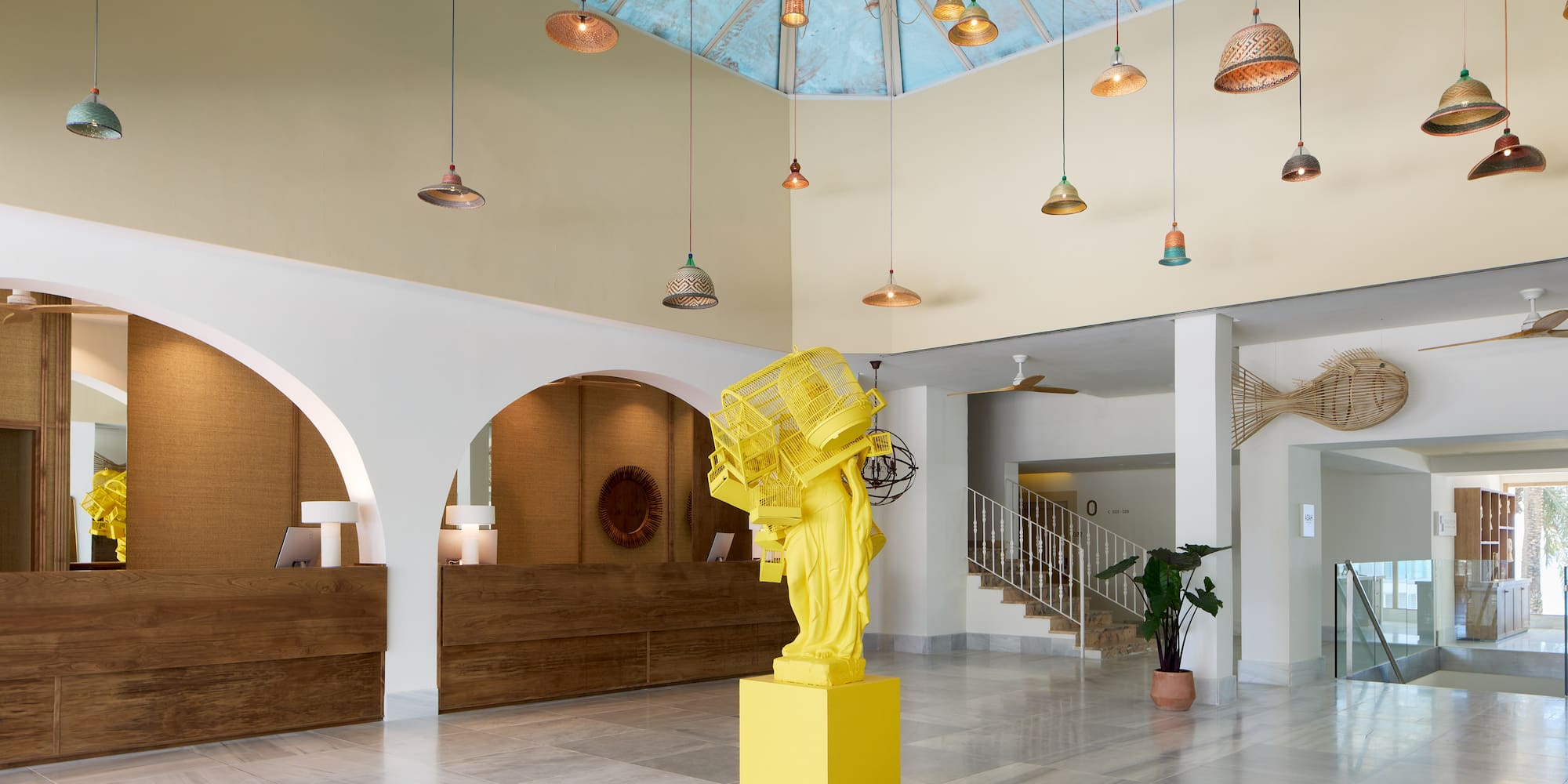 une pièce avec une verrière et une table et des plantes