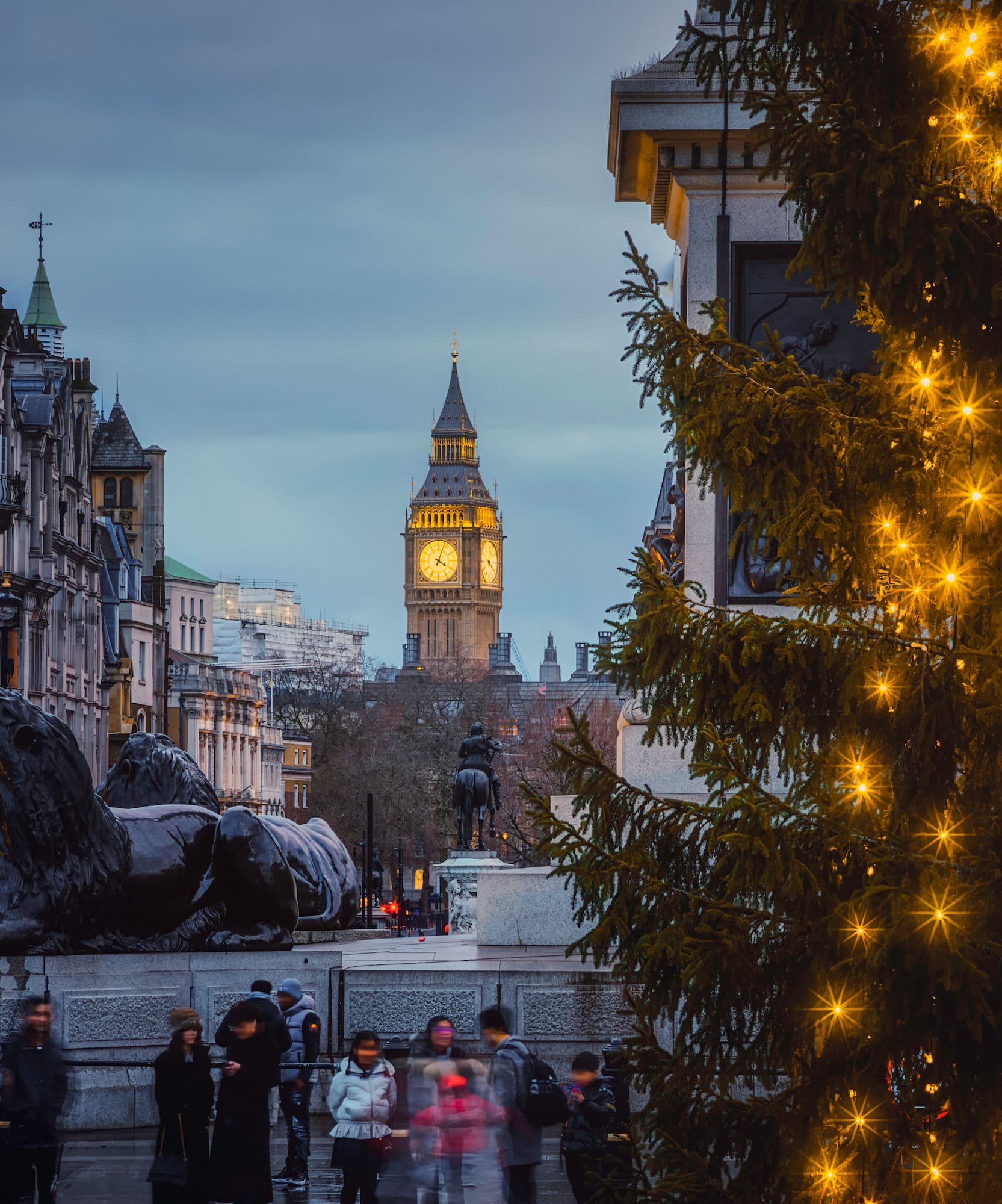 Londres: Big Ben, Trafalgar Square y árbol de Navidad con luces.