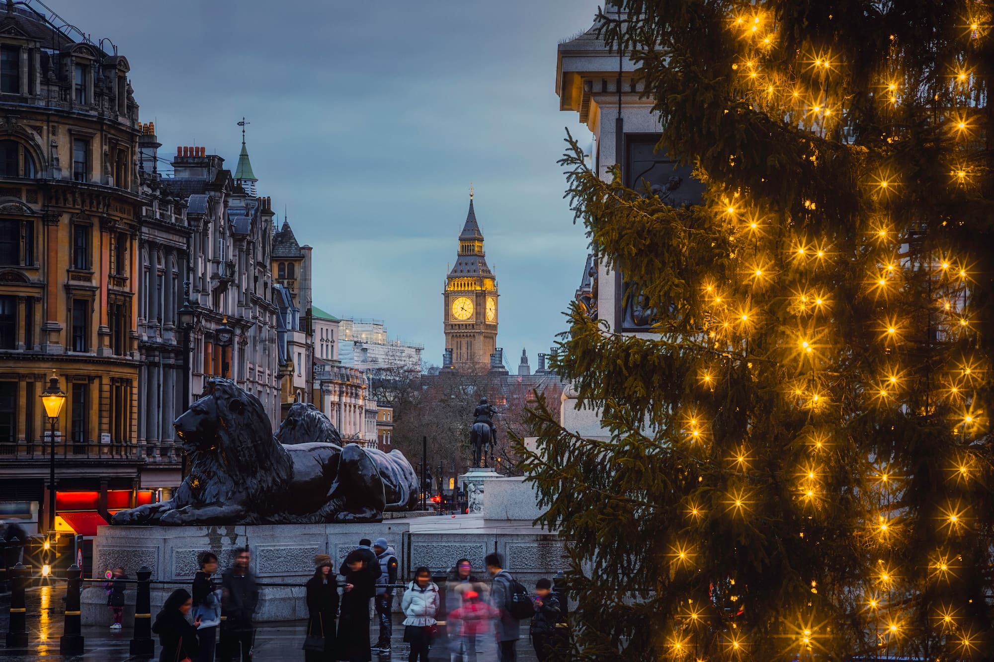 Londres: Big Ben, Trafalgar Square y árbol de Navidad con luces.