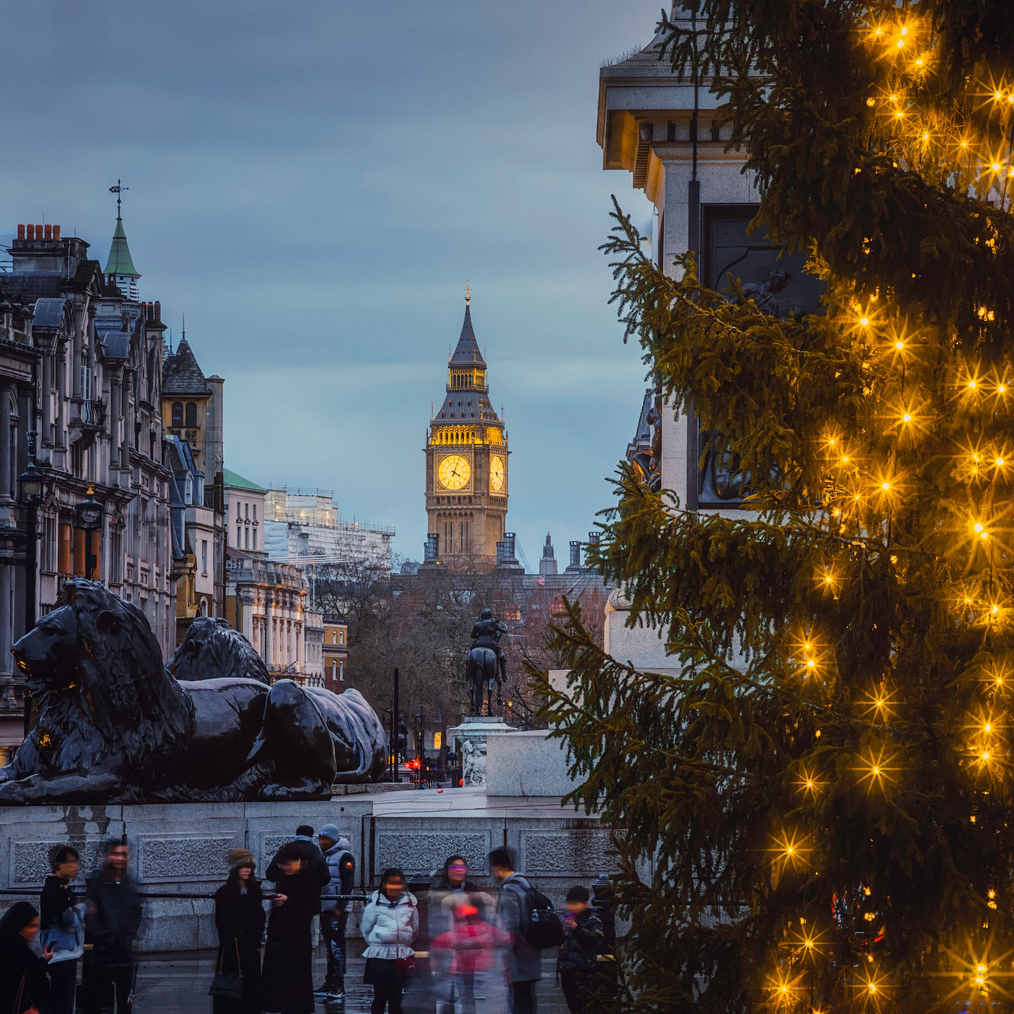 Londres: Big Ben, Trafalgar Square y árbol de Navidad con luces.