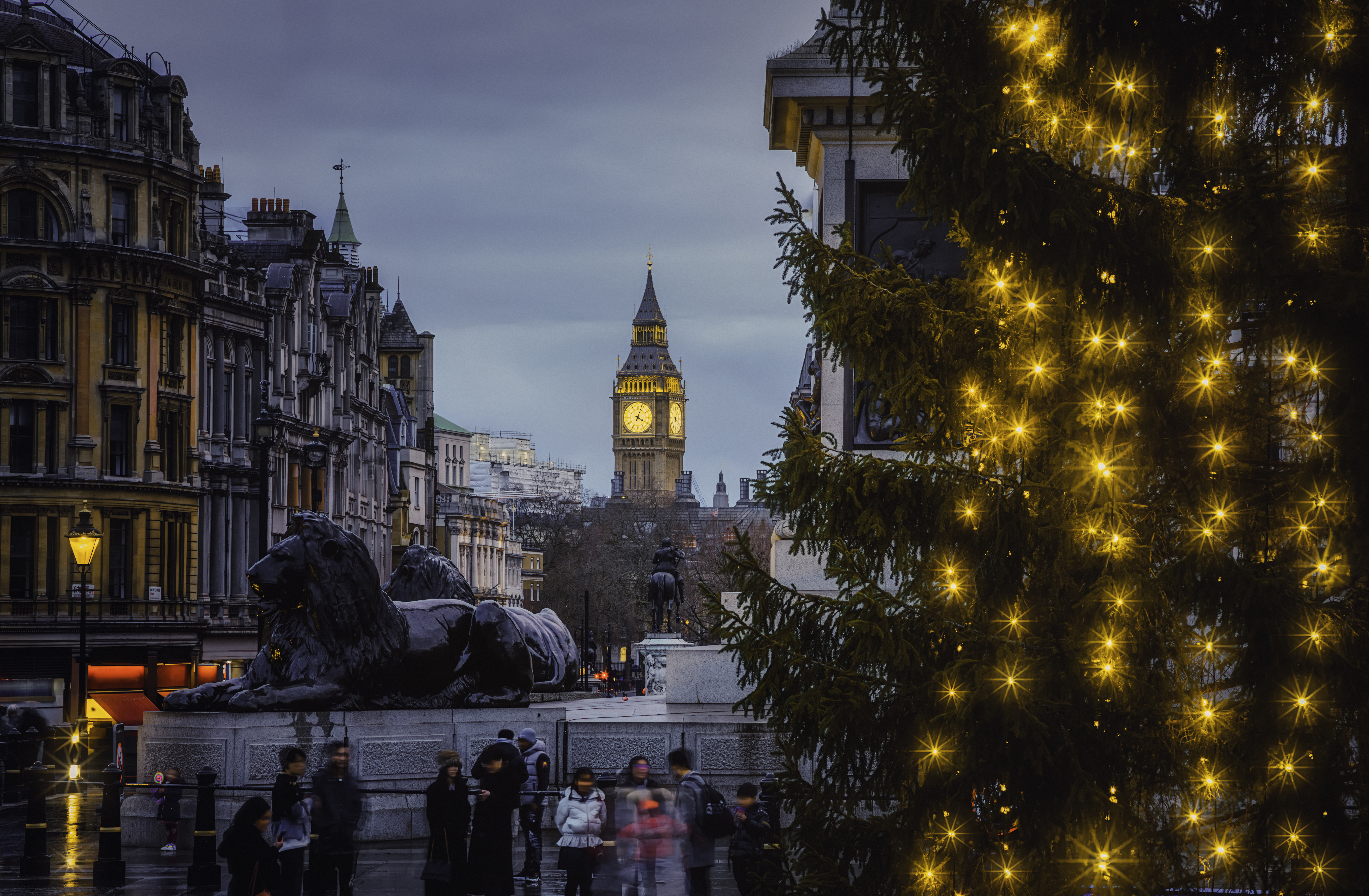 Londres: Big Ben, Trafalgar Square y árbol de Navidad con luces.
