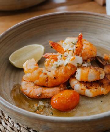 a plate of shrimp and tomatoes