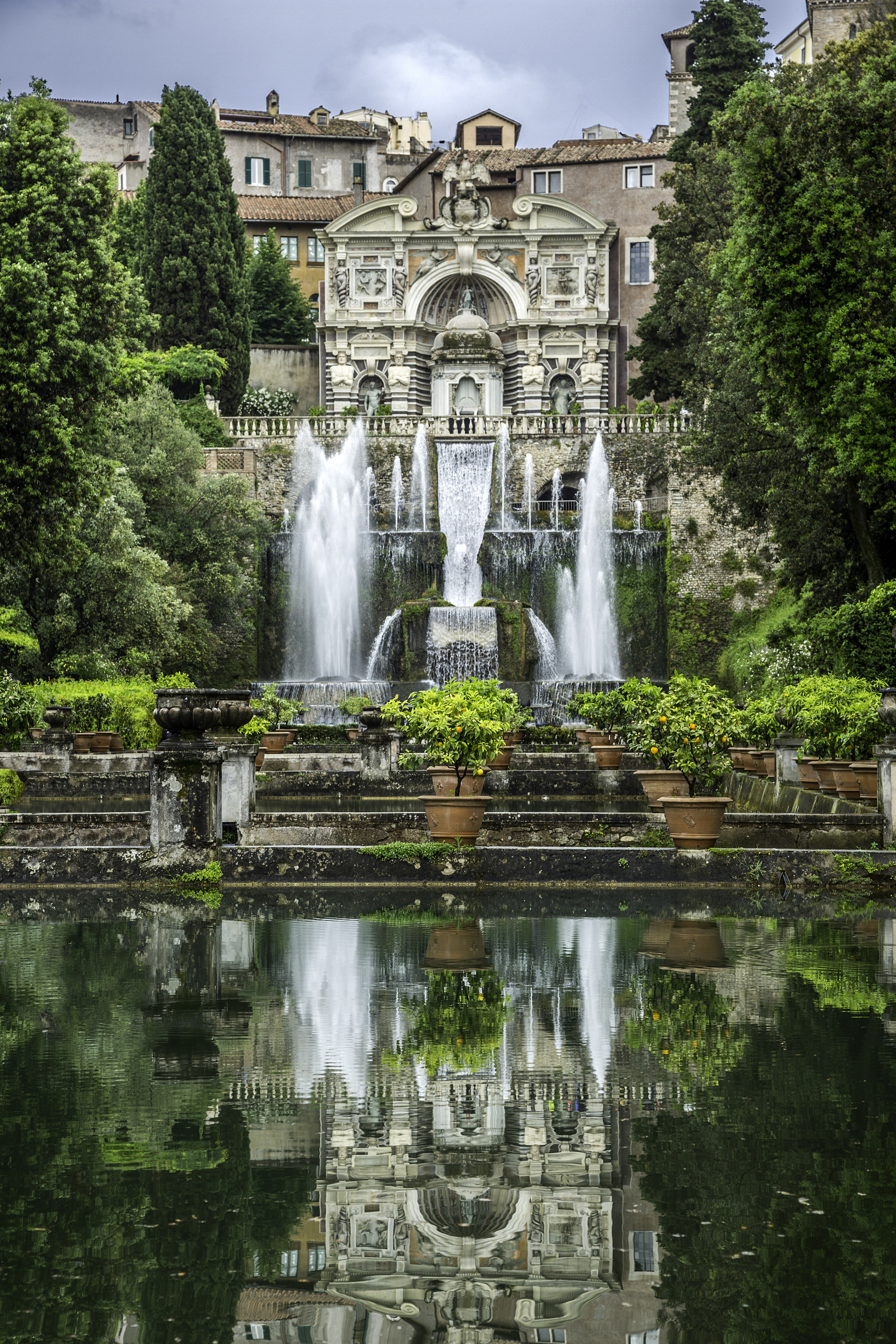 a water fountain with trees and Villa d'Este in the background