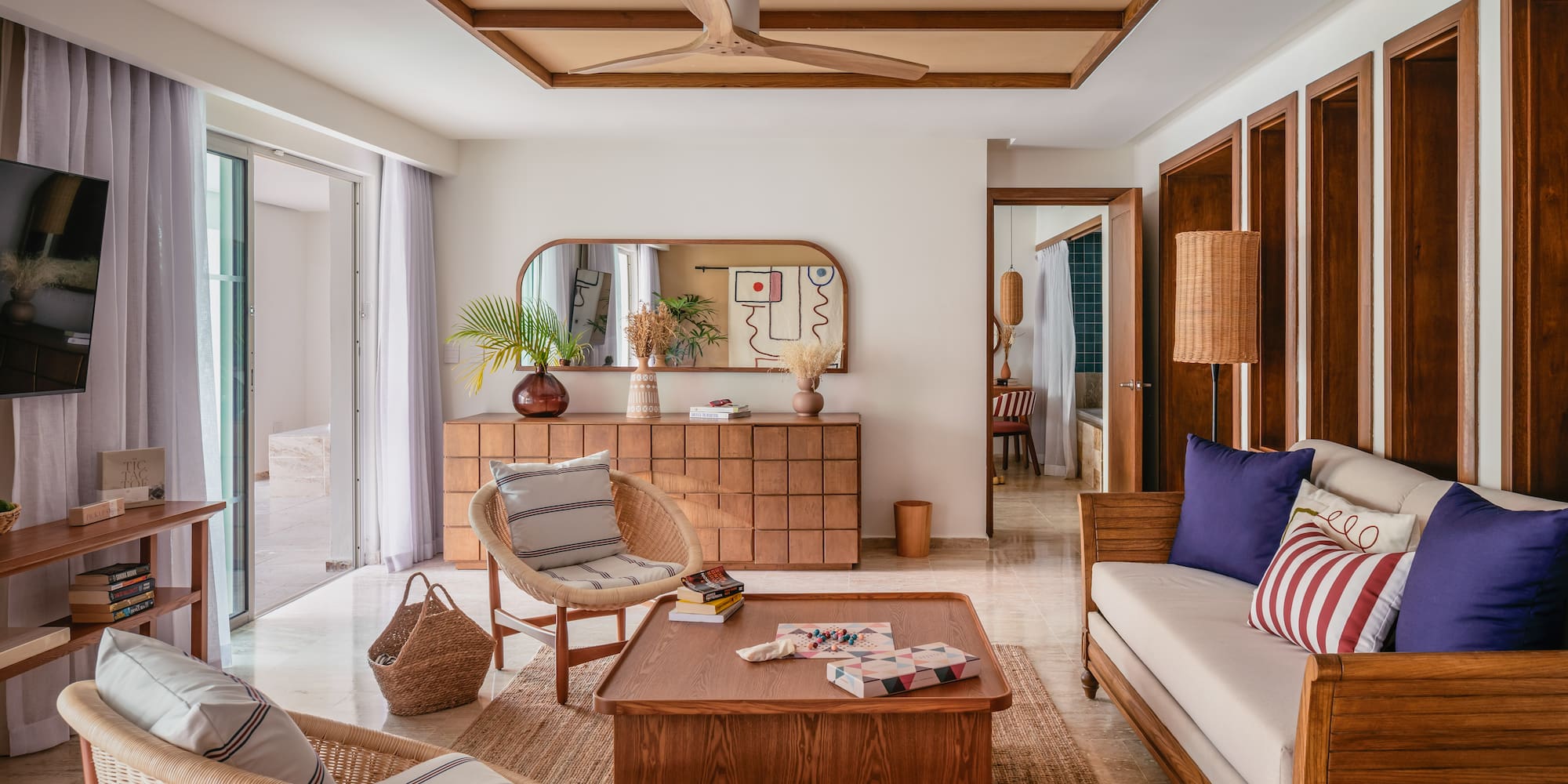 un grupo de palmeras en una playa