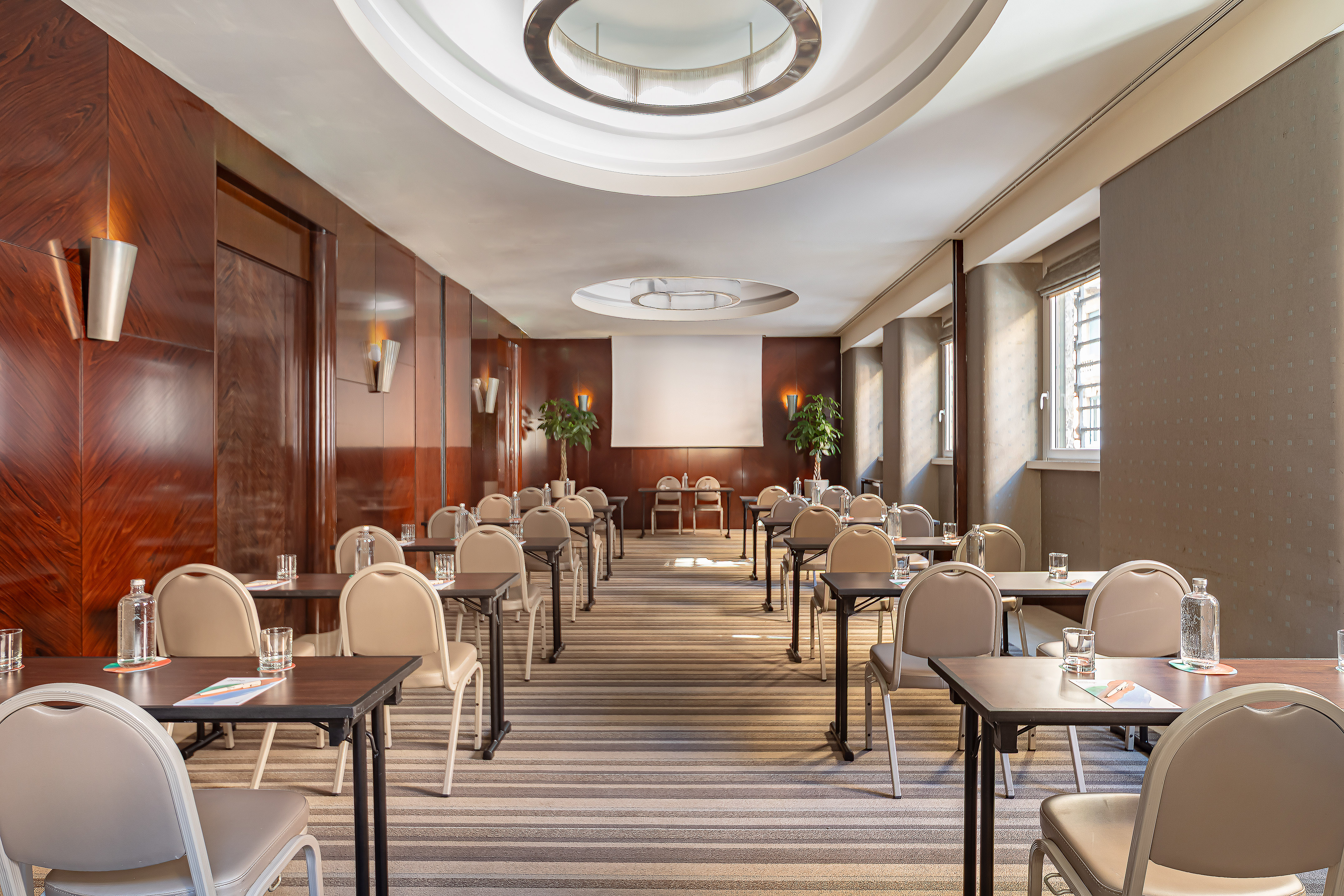 Empty hotel meeting room with classroom seating, presentation screen, and wood walls. - Madreperla - Meliá Genova, Genua