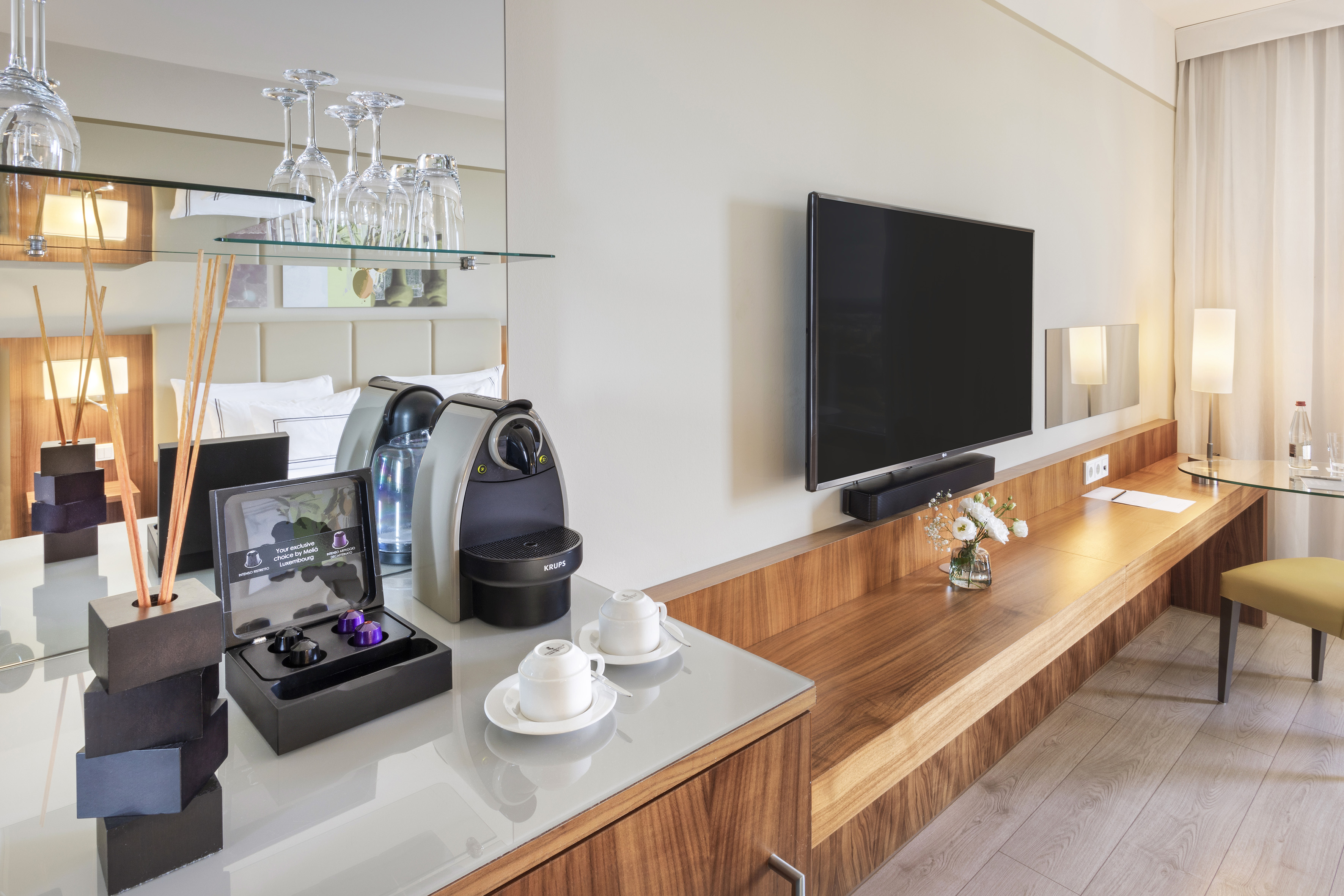 Modern hotel room with Krups coffee machine, TV, wooden desk, and amenities. - The Level Room mit Blick auf die Stadt - Meliá Luxembourg, Luxemburg