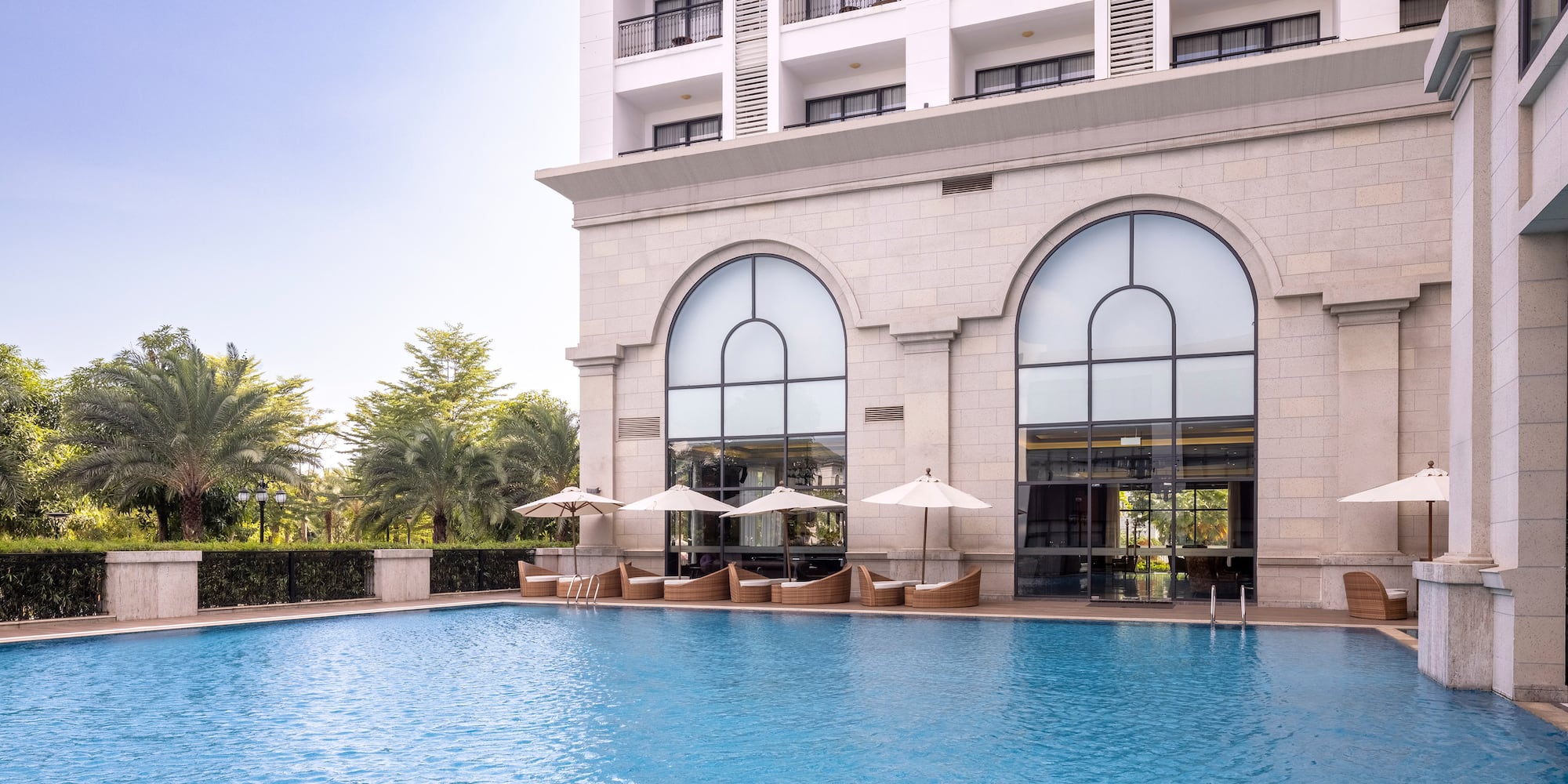 uma piscina em frente a um prédio