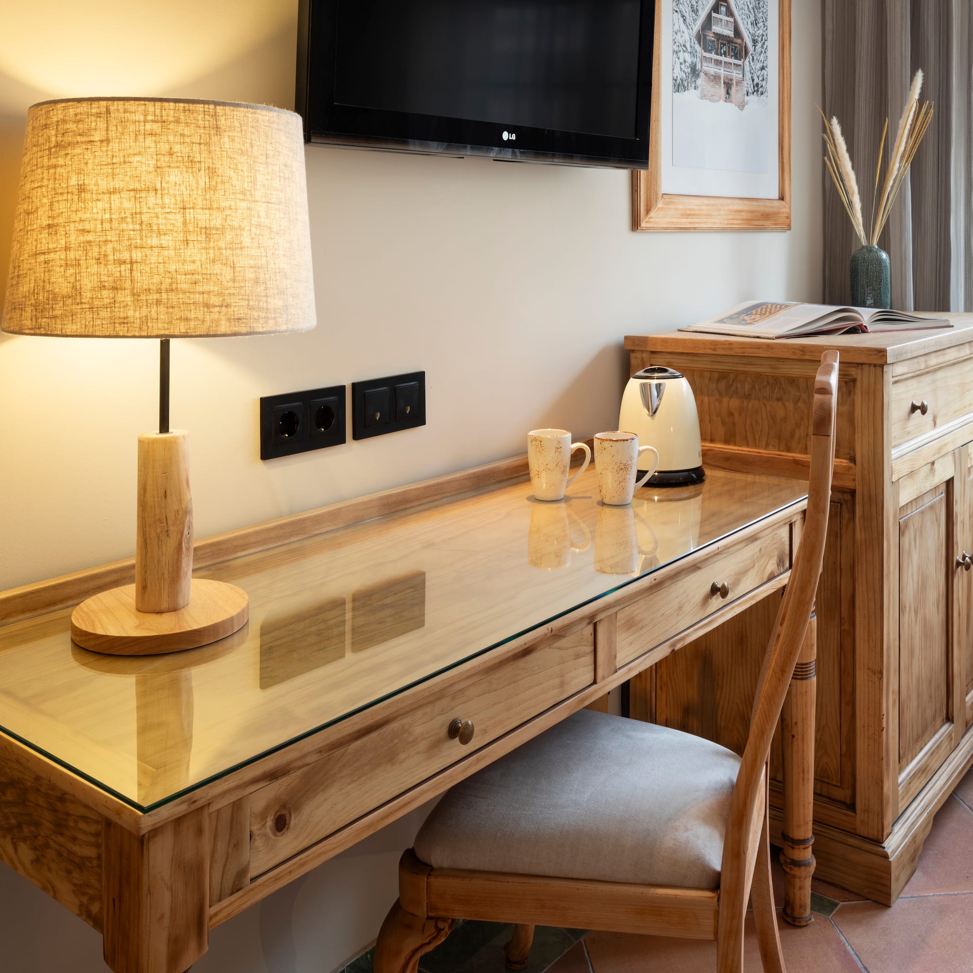 a desk with a lamp and a chair in a room