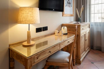 a desk with a lamp and a chair in a room