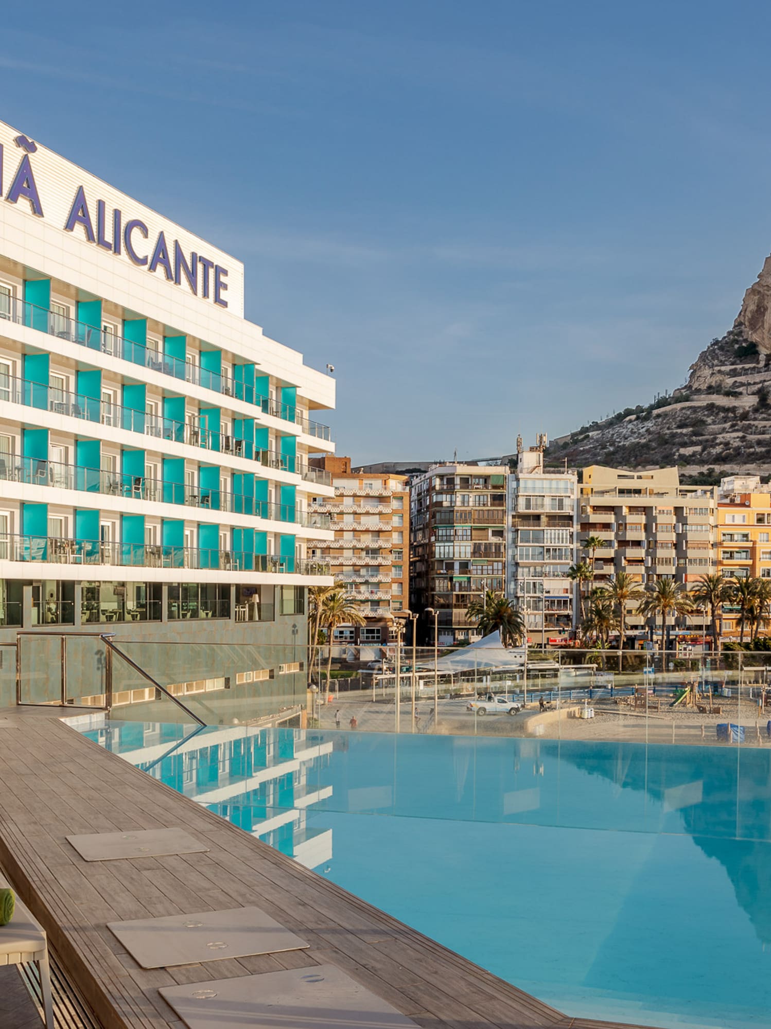 Meliá Alicante, piscina junto a la playa y Castillo Santa Bárbara, Alicante.
