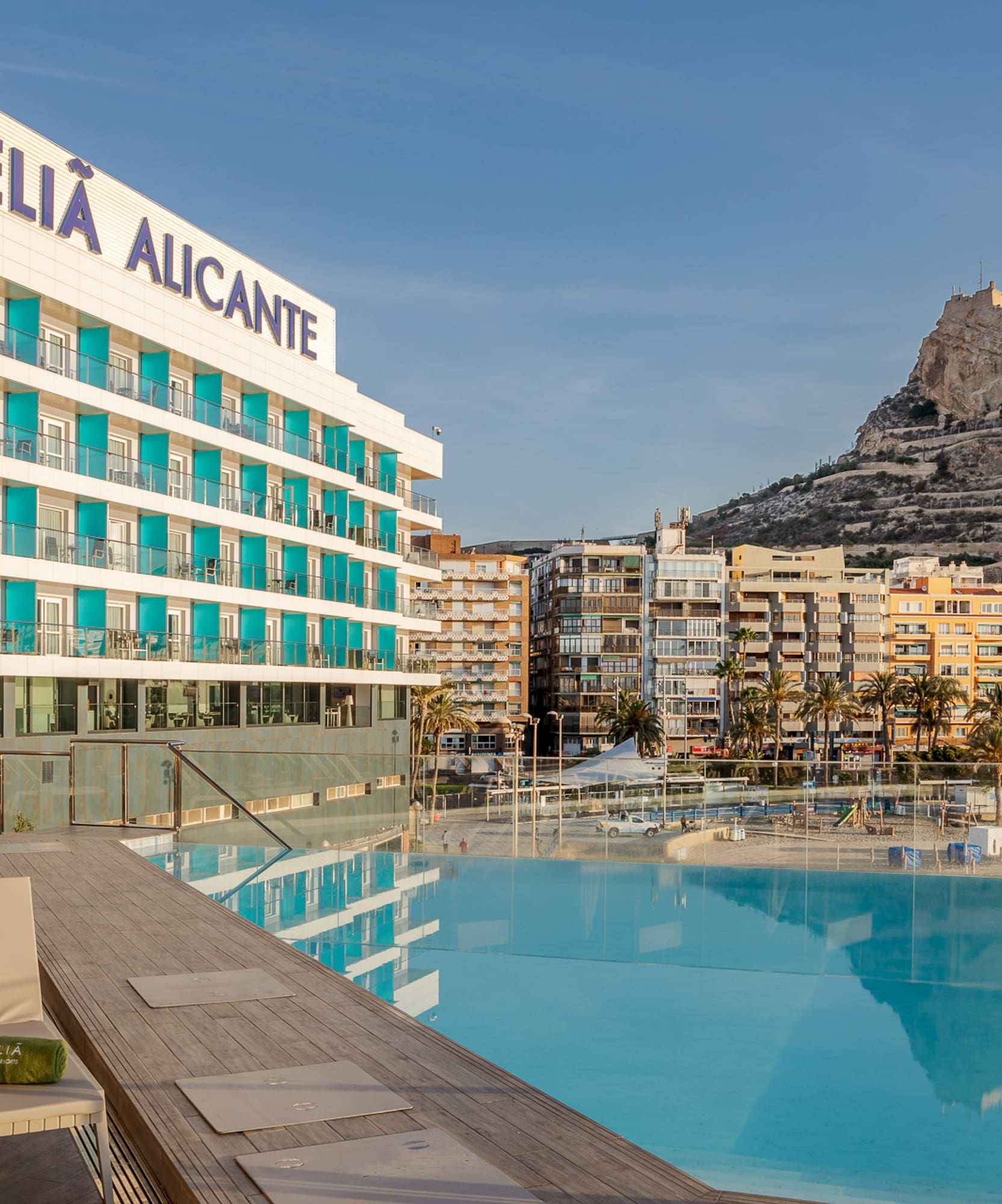 Meliá Alicante, piscina junto a la playa y Castillo Santa Bárbara, Alicante.