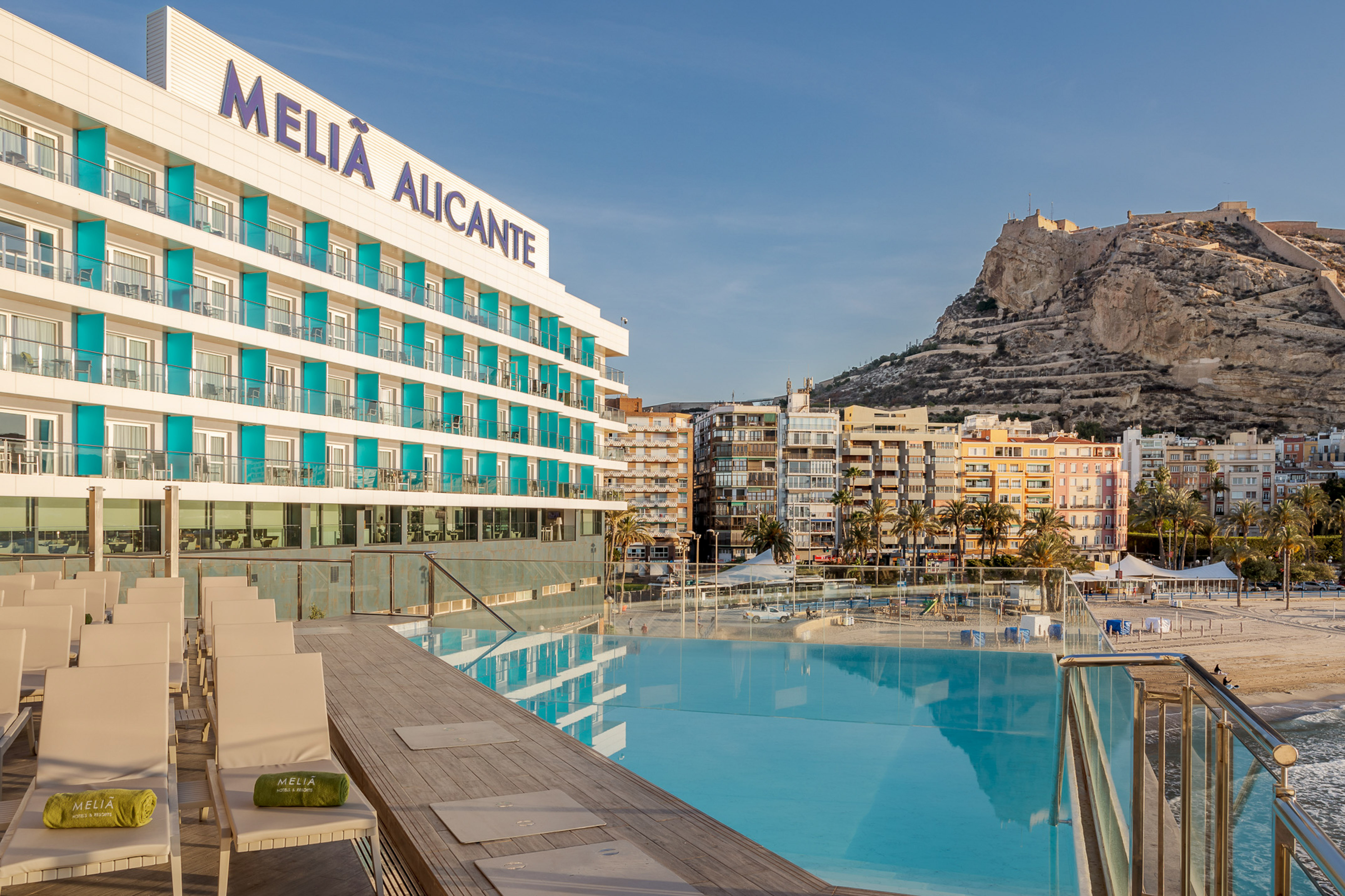Meliá Alicante, piscina junto a la playa y Castillo Santa Bárbara, Alicante.