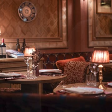 um restaurante com mesas e cadeiras