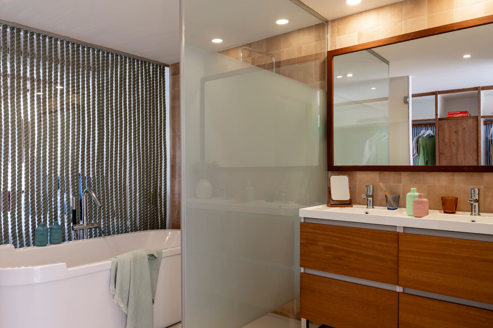 cuarto de baño con ducha y bañera