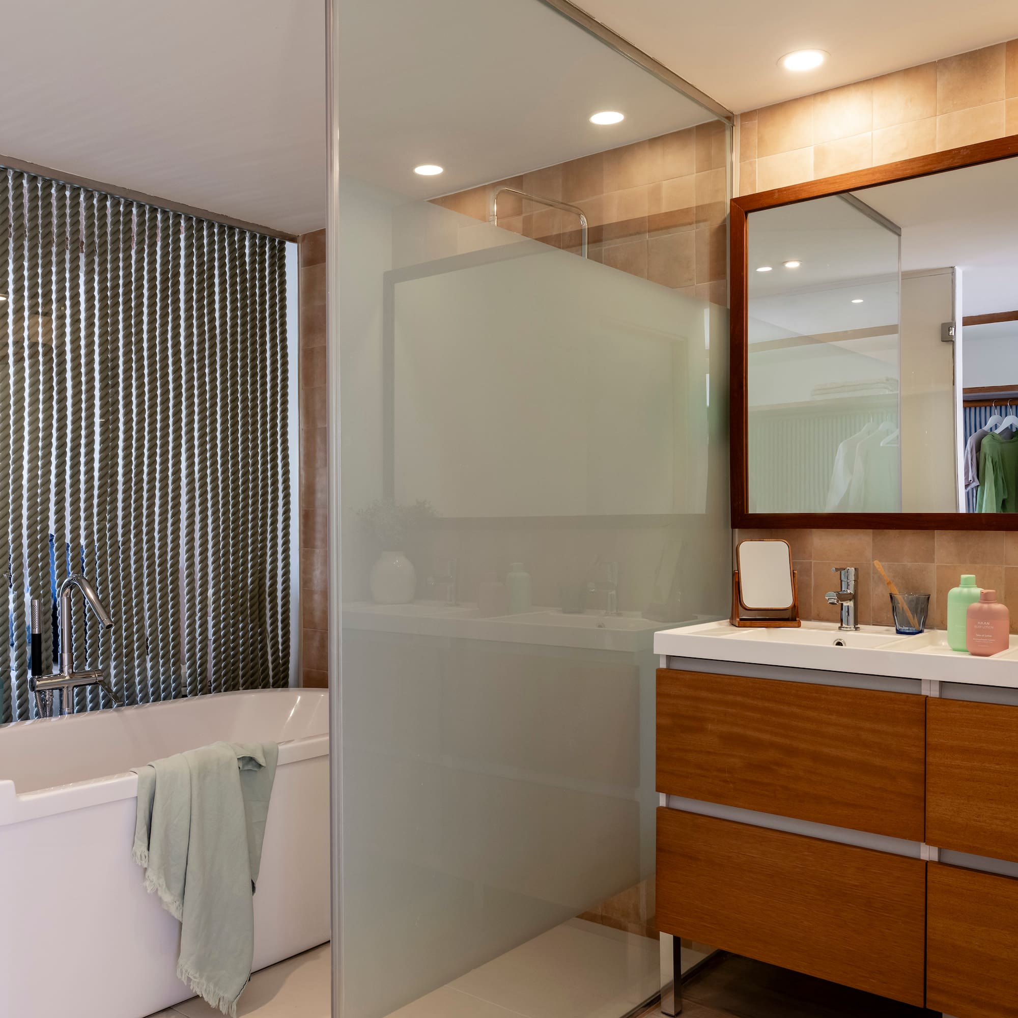 cuarto de baño con ducha y bañera