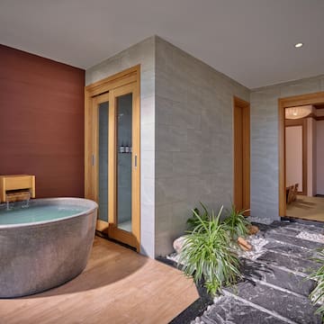 a bathtub in a room