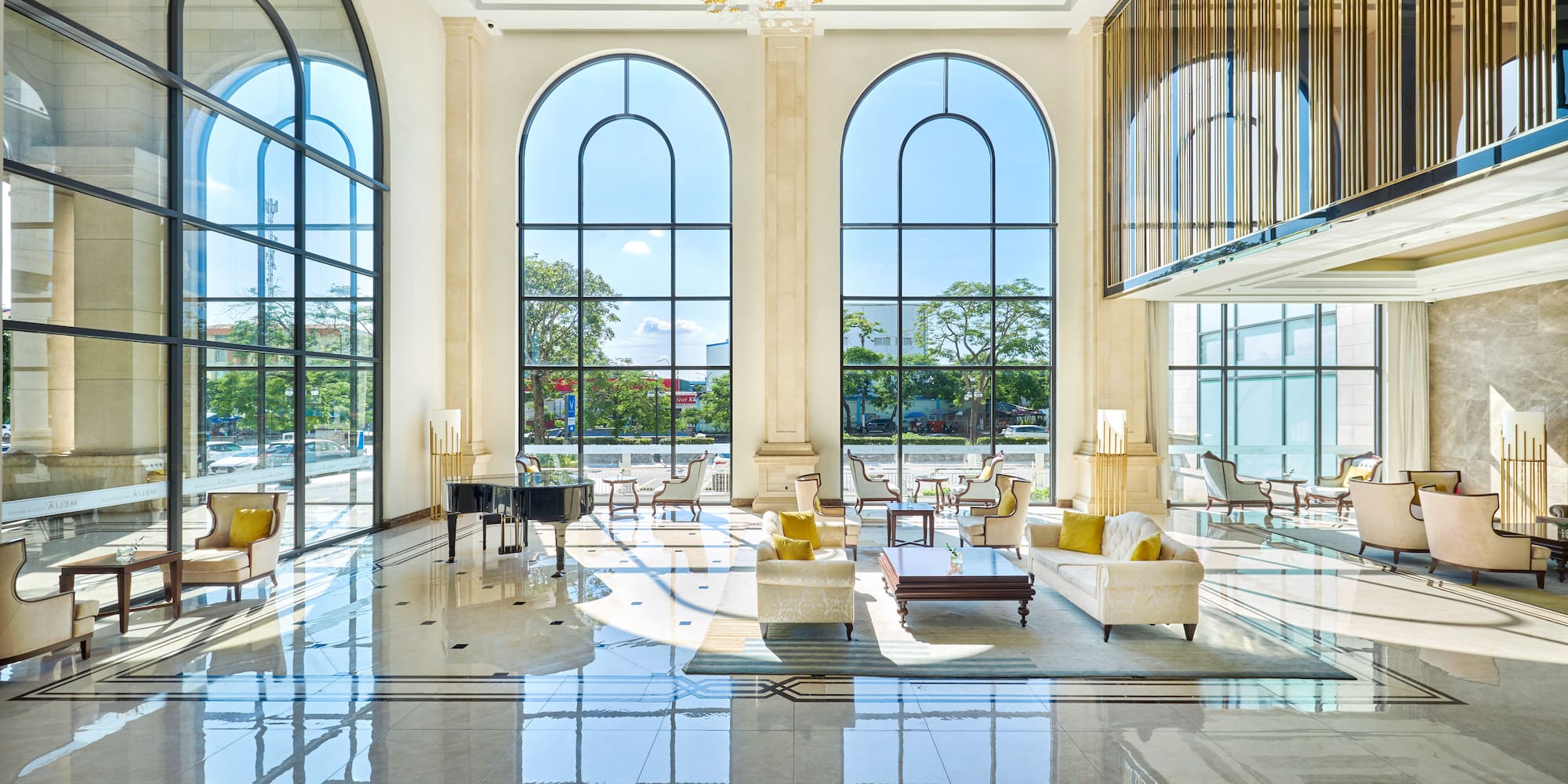 um grande lobby com uma escada e um grande lustre