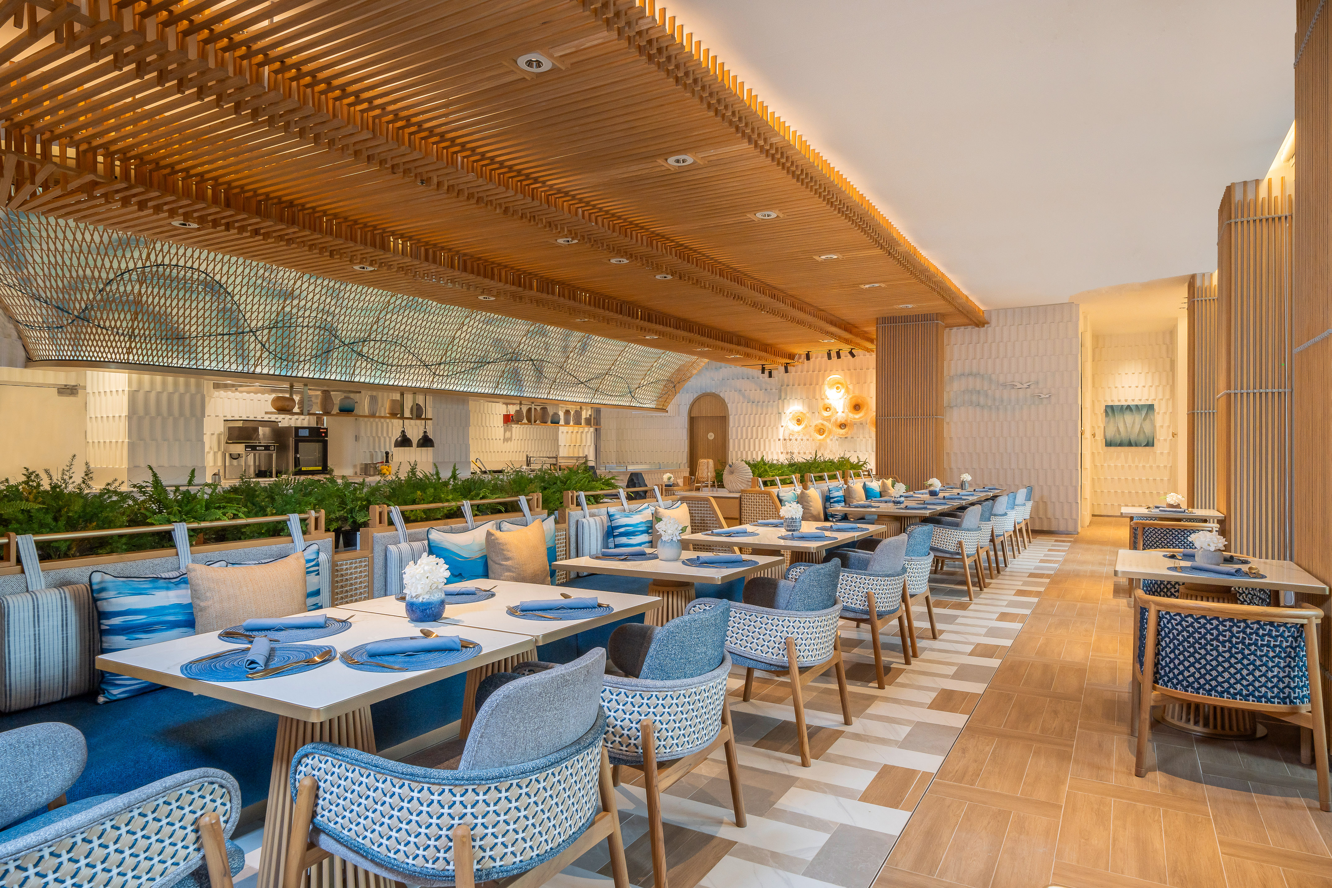 Modern restaurant dining room, blue and white decor, wooden slatted ceiling. - Sanehh Sarae, Ẩm thực Quốc tế - Meliá Pattaya Hotel, Pattaya