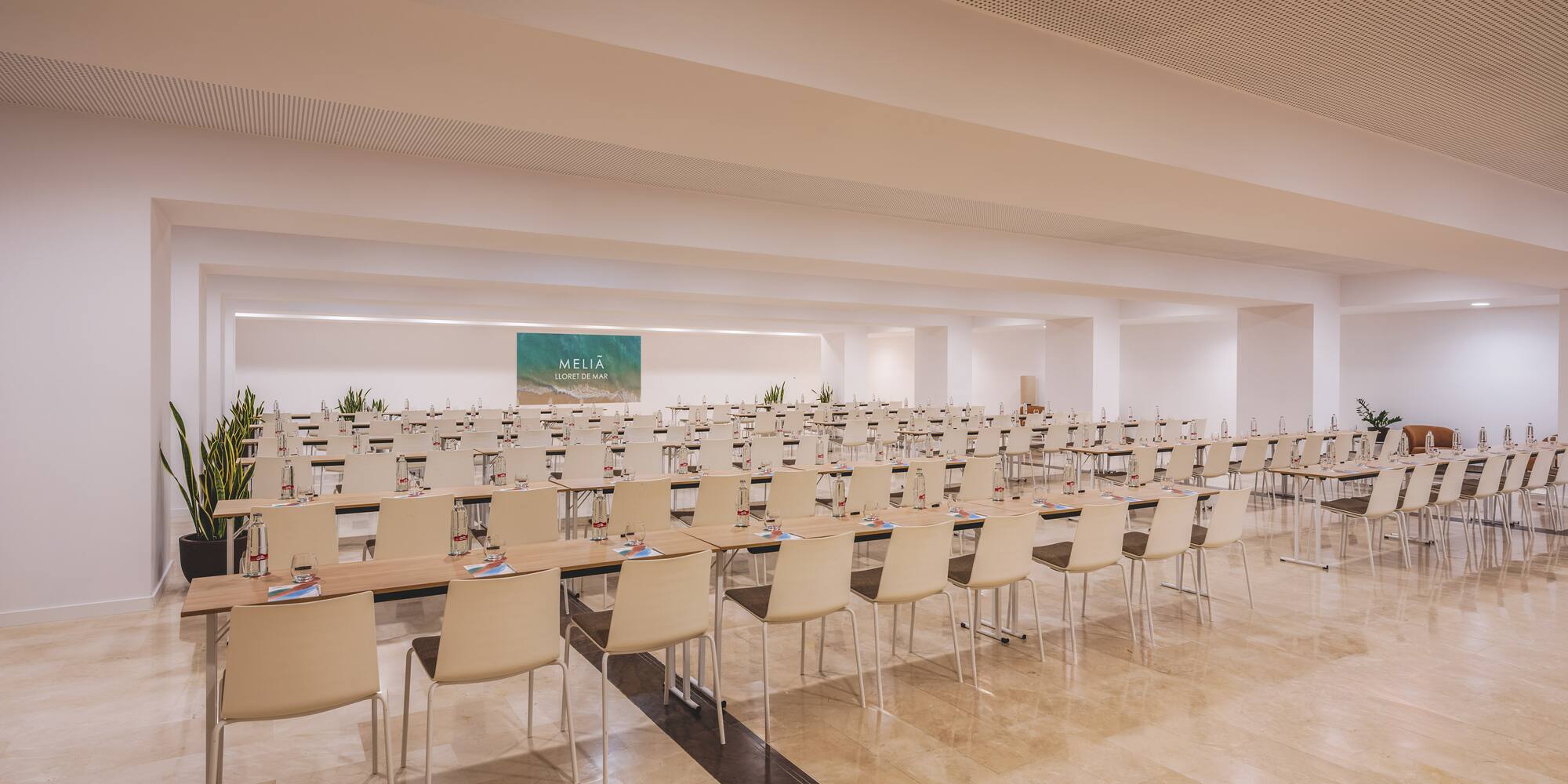 Meliá Lloret de Mar conference room with tables, chairs for events.