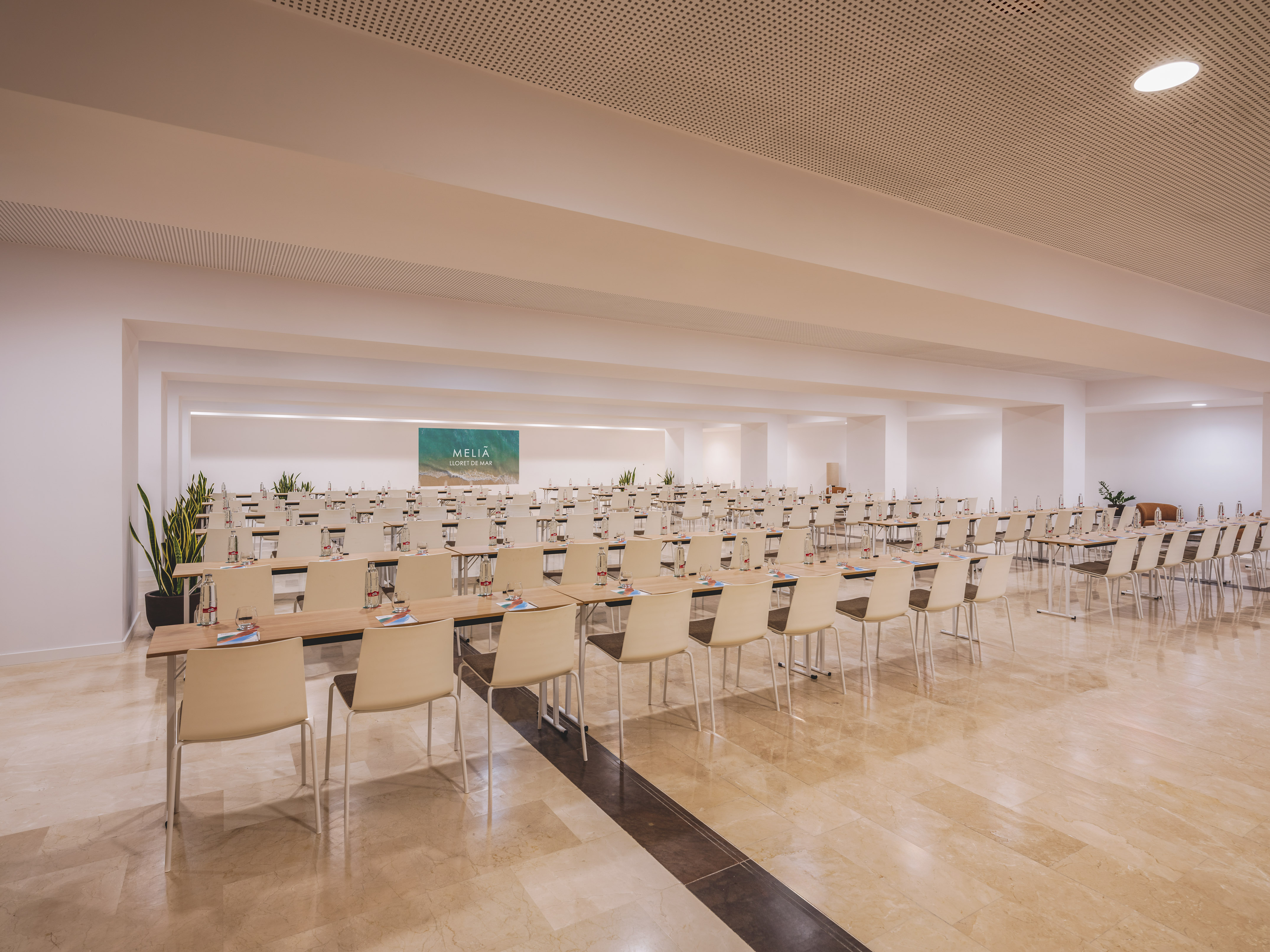 Meliá Lloret de Mar conference room with tables, chairs for events.