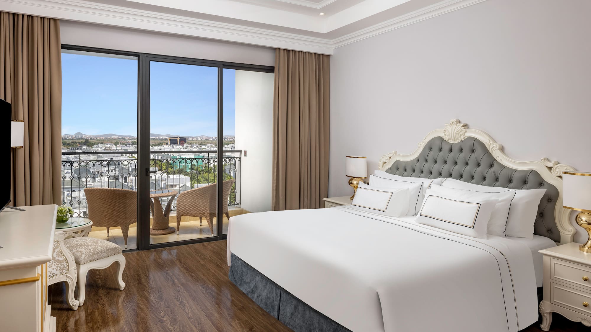 um quarto com uma grande janela e uma varanda